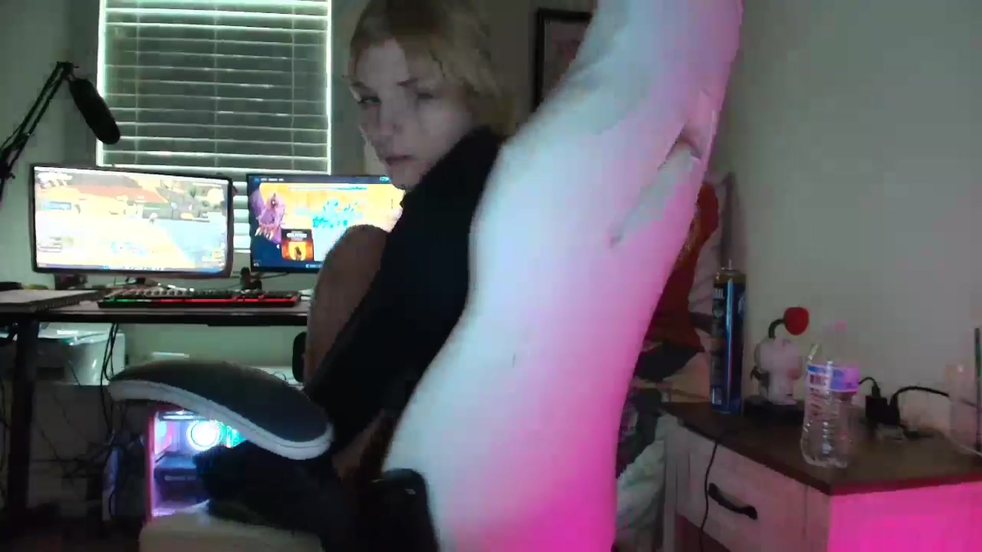 Gallery image thumbnail from DuckChan0's myfreecams stream on, 07/08/2025, 14:04 image 7 of 20