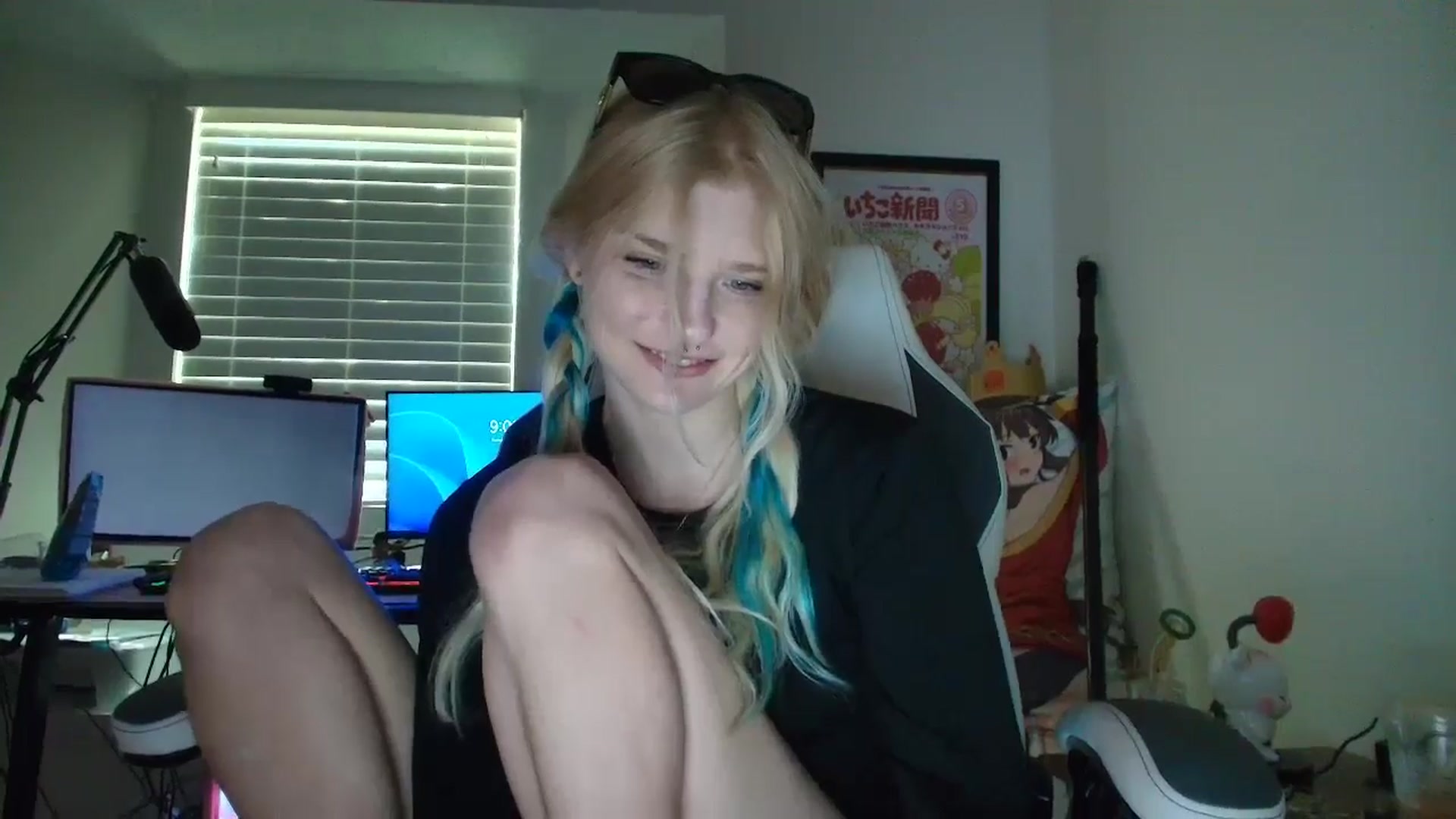 Gallery image thumbnail from DuckChan0's myfreecams stream on, 07/09/2025, 13:45 image 12 of 20