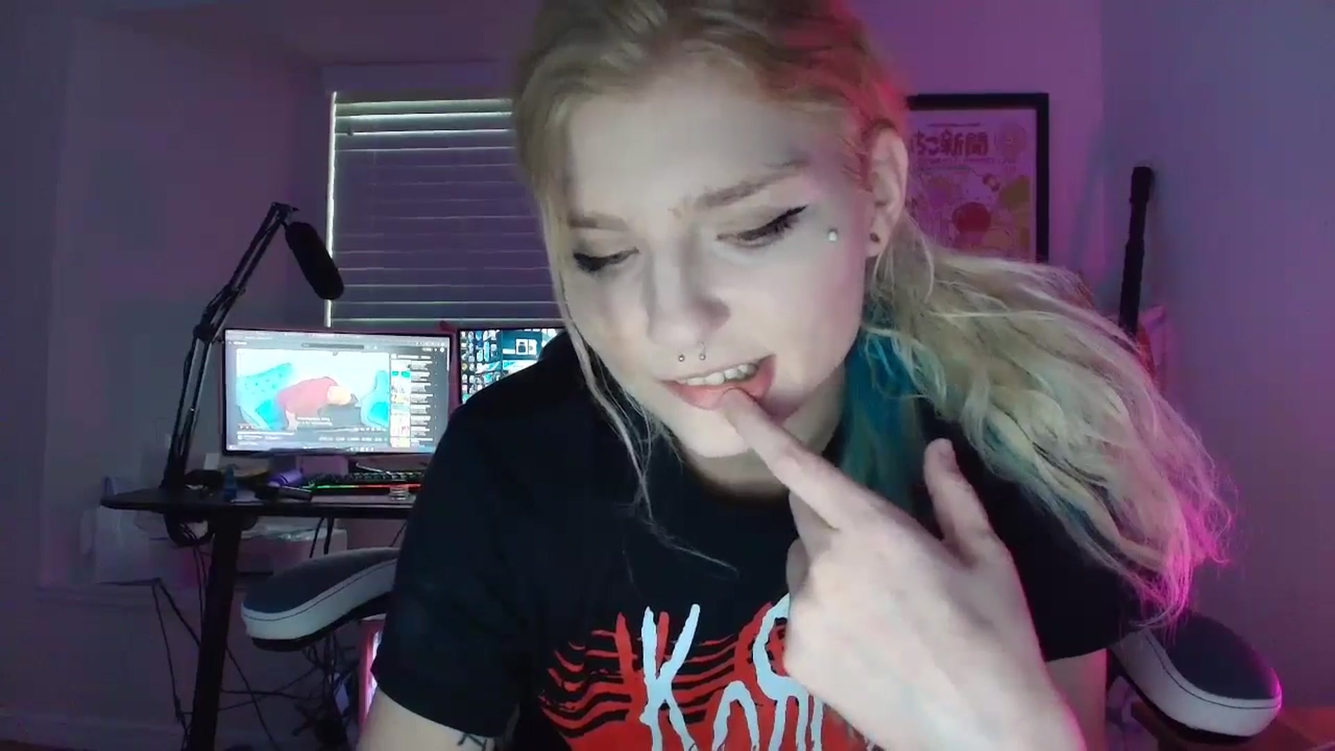 Gallery image thumbnail from DuckChan0's myfreecams stream on, 07/10/2025, 23:27 image 9 of 20