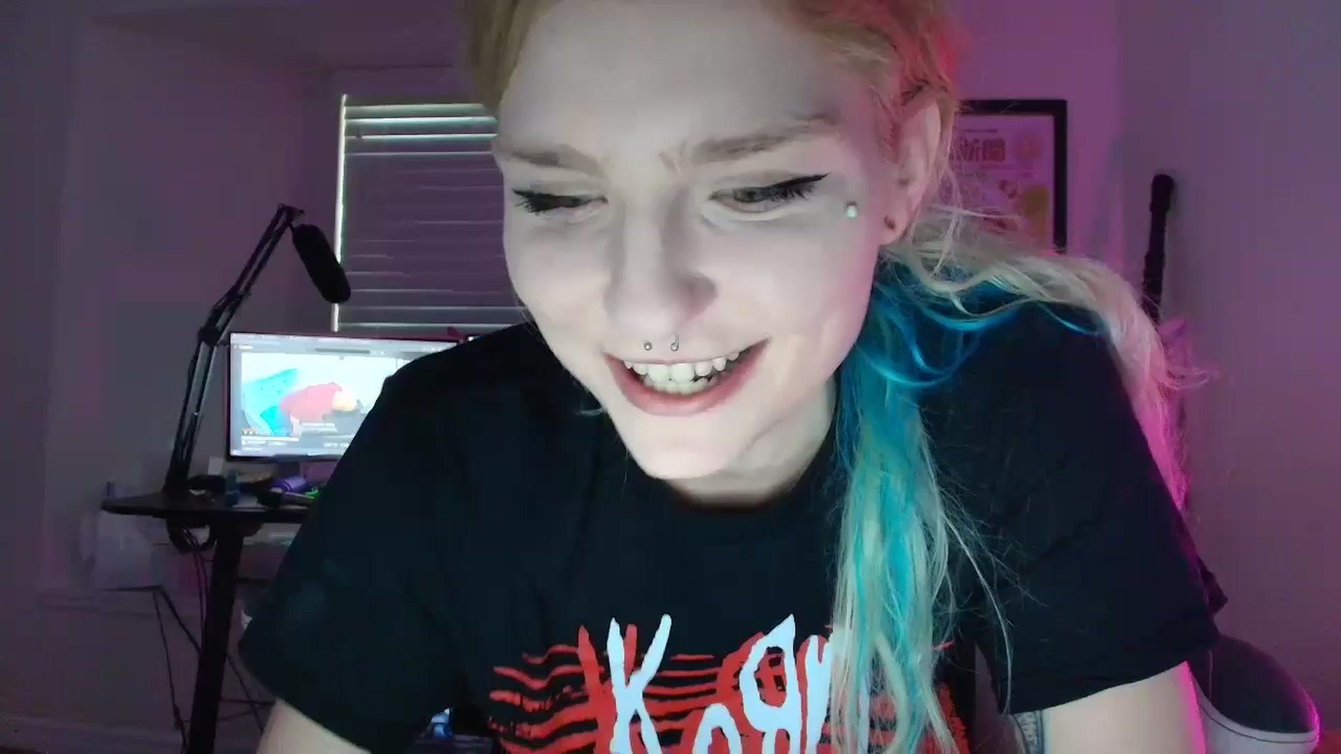 Gallery image thumbnail from DuckChan0's myfreecams stream on, 07/10/2025, 23:27 image 15 of 20