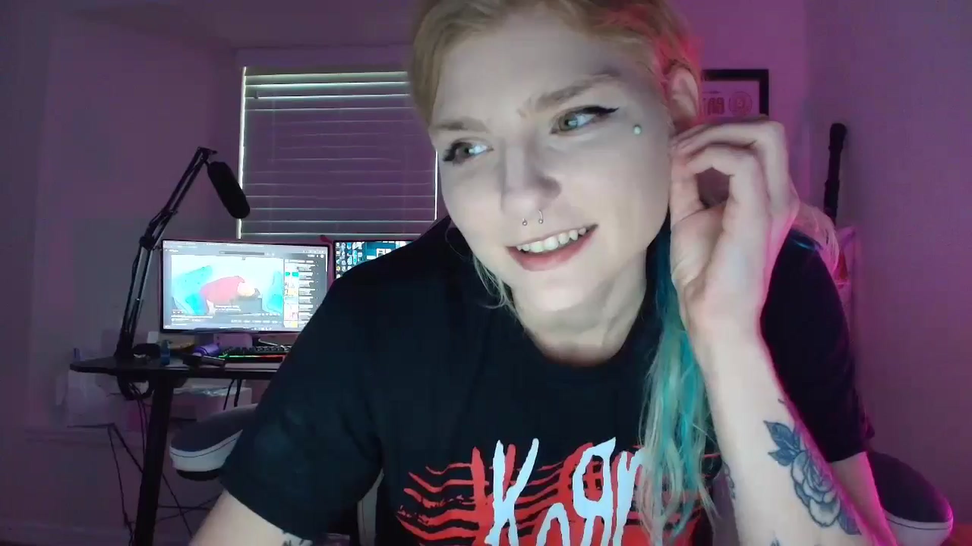 Gallery image thumbnail from DuckChan0's myfreecams stream on, 07/10/2025, 23:27 image 14 of 20