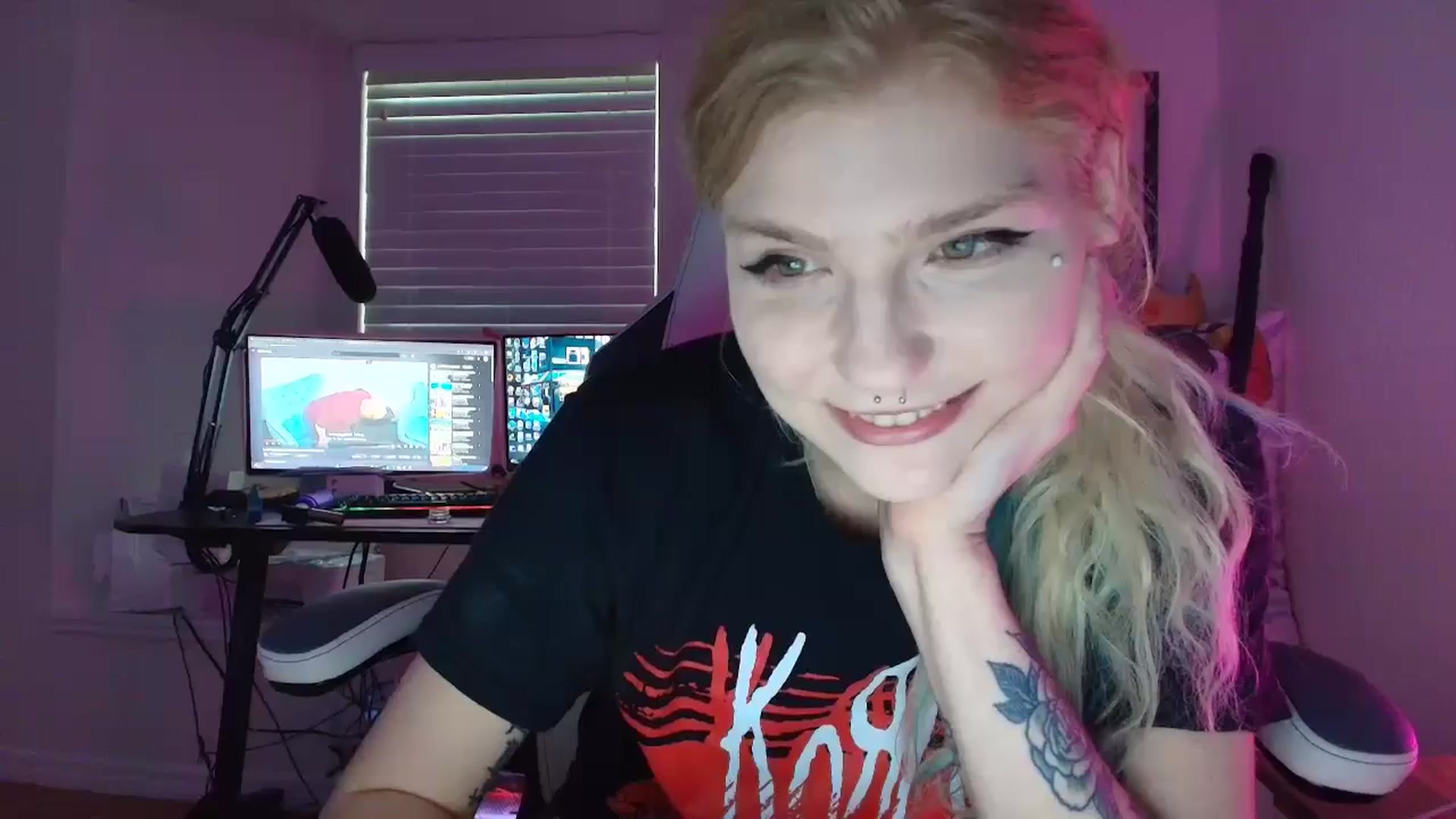 Gallery image thumbnail from DuckChan0's myfreecams stream on, 07/10/2025, 23:27 image 12 of 20