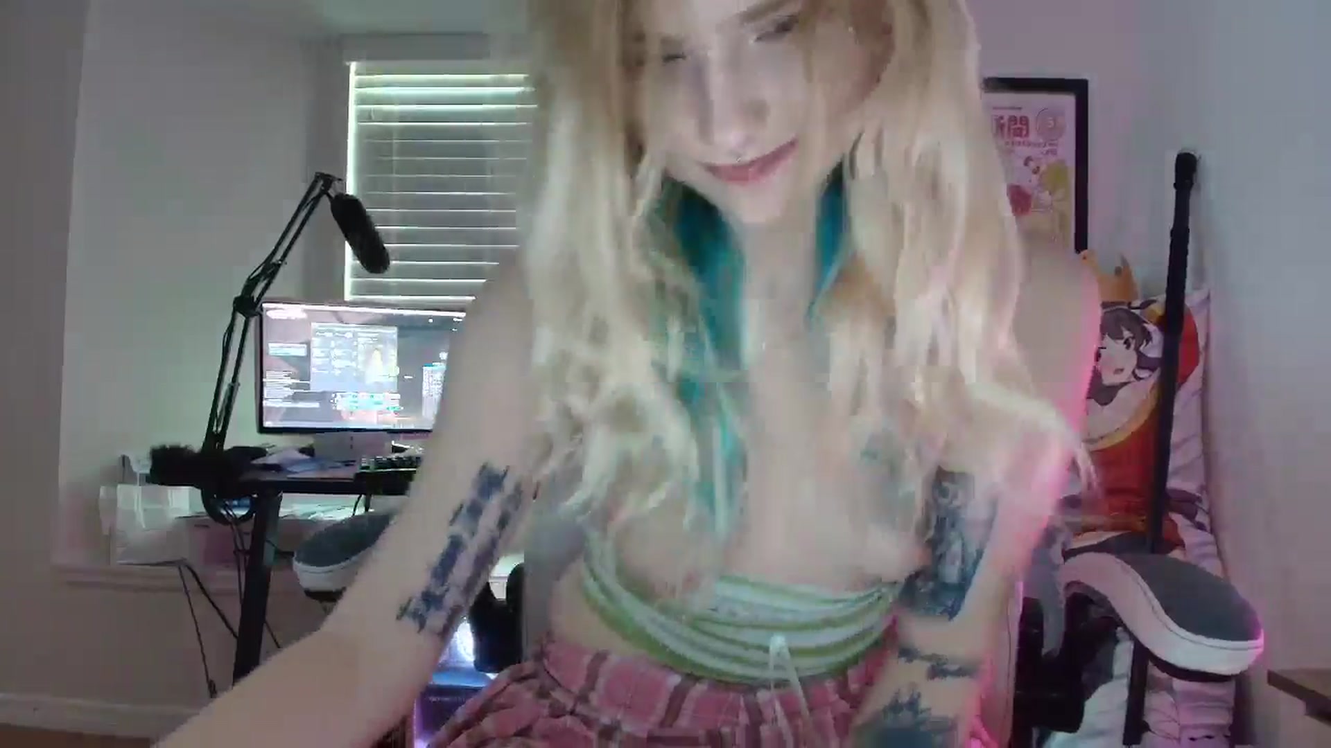 Gallery image thumbnail from DuckChan0's myfreecams stream on, 07/11/2025, 16:53 image 17 of 20