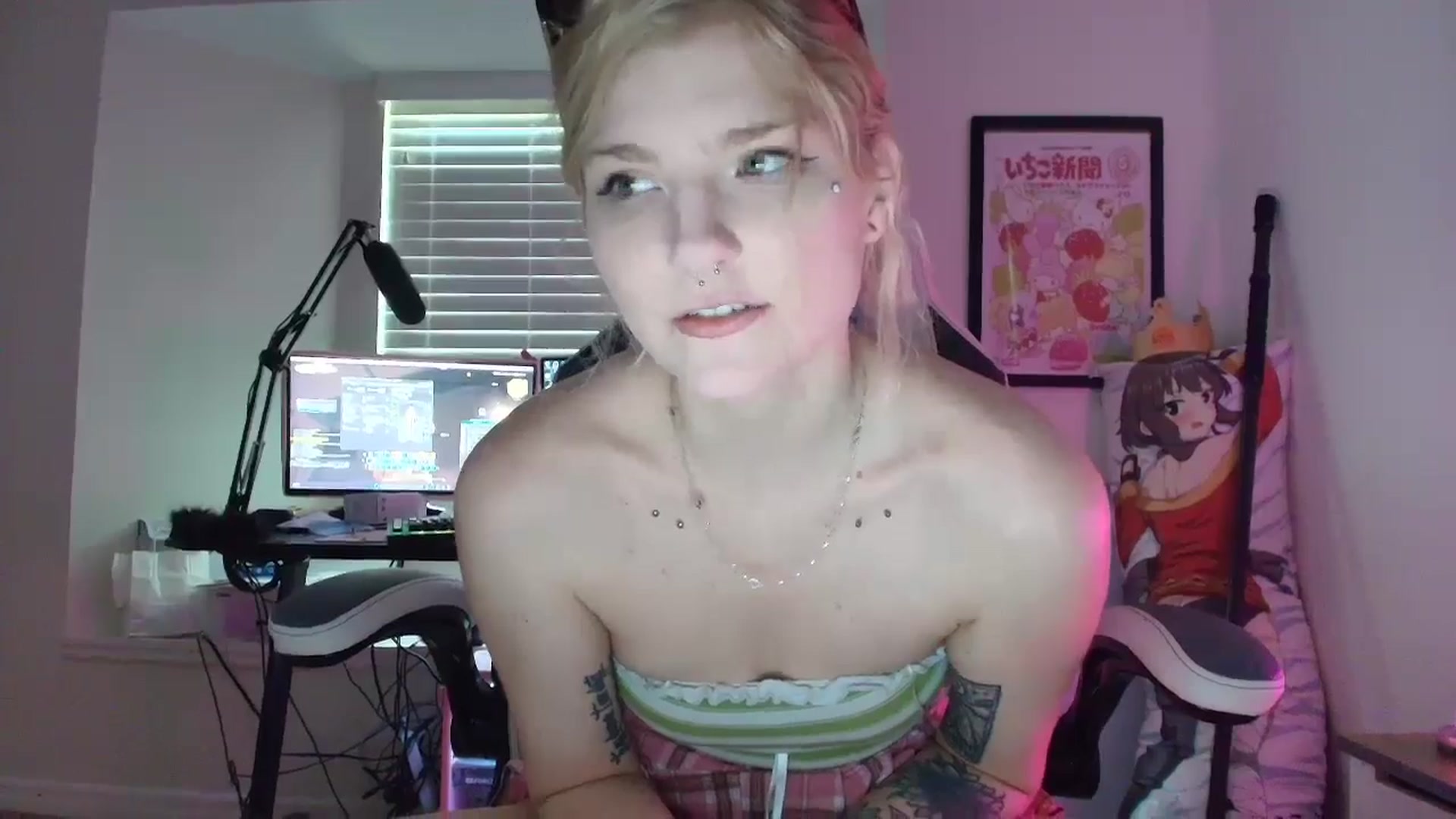 Gallery image thumbnail from DuckChan0's myfreecams stream on, 07/11/2025, 16:53 image 9 of 20
