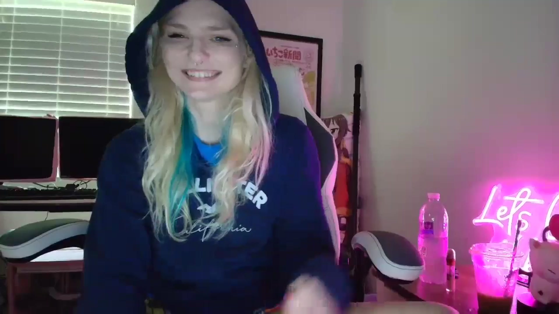 Gallery image thumbnail from DuckChan0's myfreecams stream on, 07/15/2025, 14:10 image 17 of 20