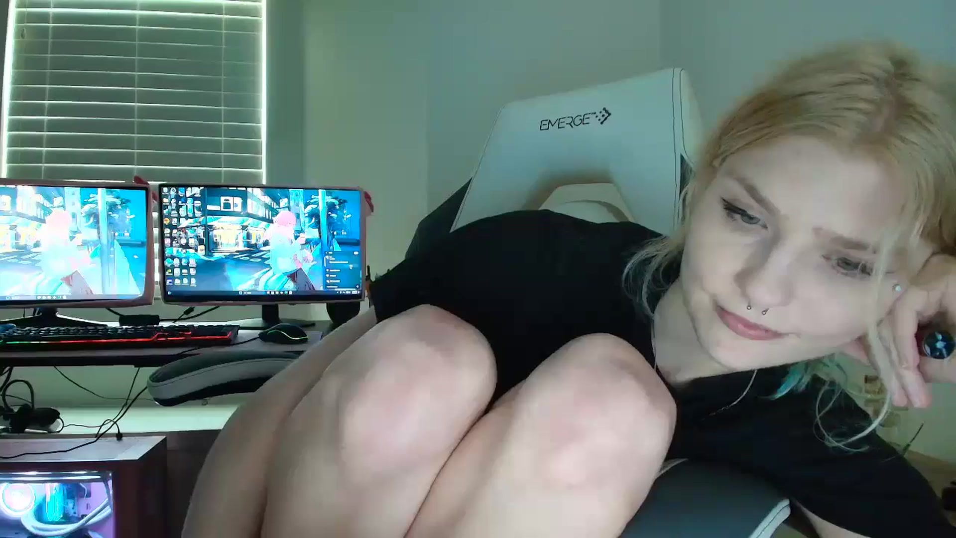 Gallery image thumbnail from DuckChan0's myfreecams stream on, 07/18/2025, 15:15 image 11 of 20
