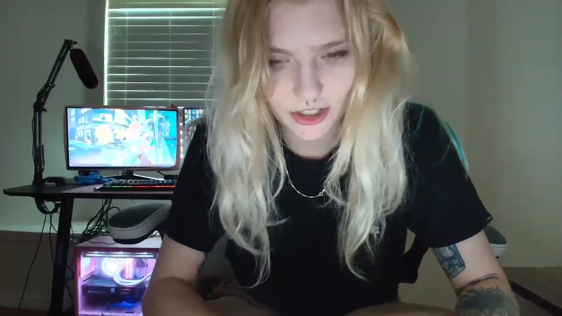 Gallery image thumbnail from DuckChan0's myfreecams stream on, 07/18/2025, 15:15 image 16 of 20