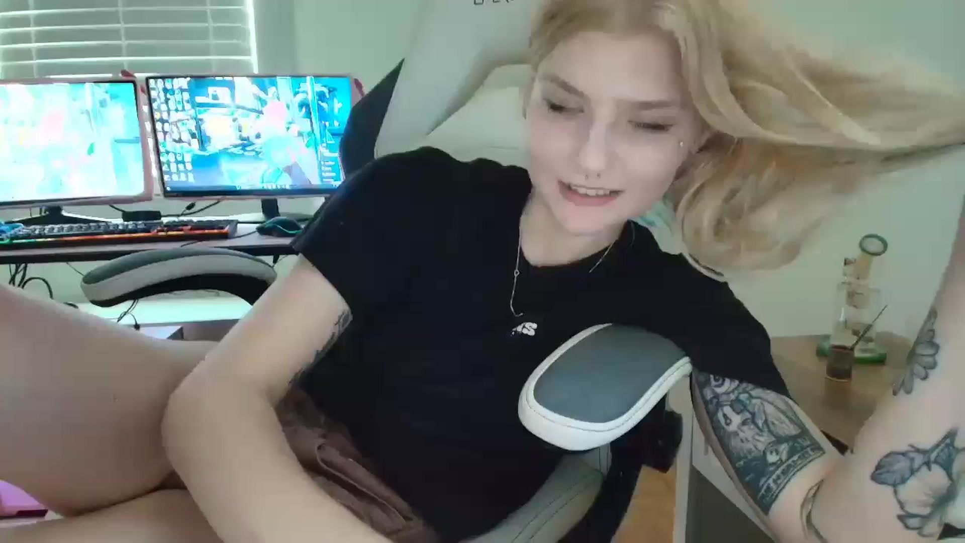 Gallery image thumbnail from DuckChan0's myfreecams stream on, 07/18/2025, 15:15 image 20 of 20