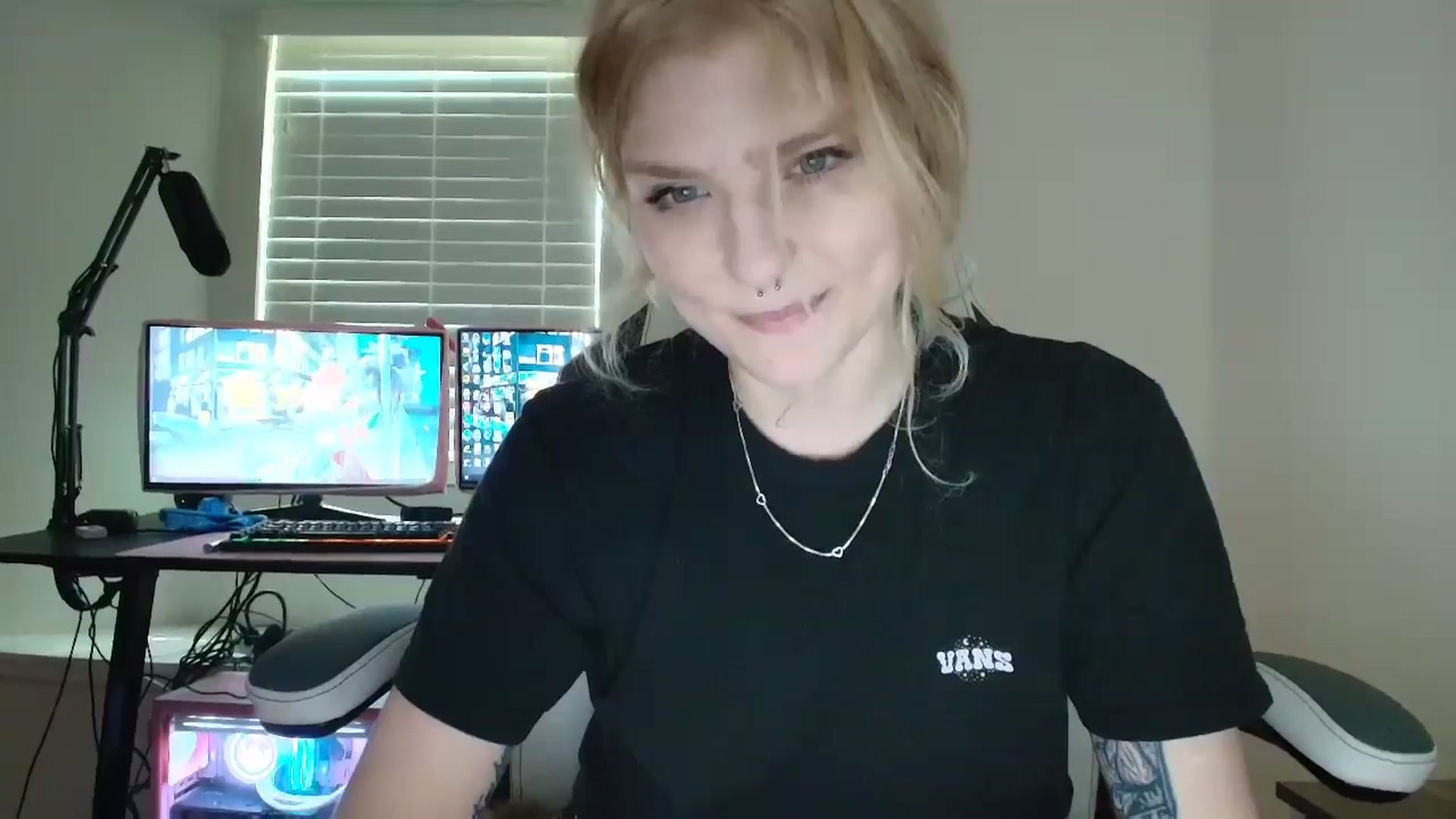 Gallery image thumbnail from DuckChan0's myfreecams stream on, 07/18/2025, 15:15 image 13 of 20