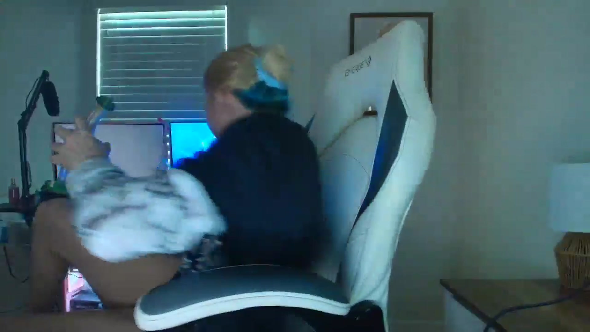 Gallery image thumbnail from DuckChan0's myfreecams stream on, 07/21/2025, 21:44 image 4 of 20