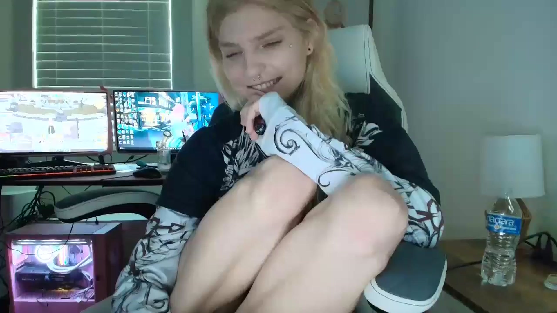 Gallery image thumbnail from DuckChan0's myfreecams stream on, 07/21/2025, 21:44 image 10 of 20