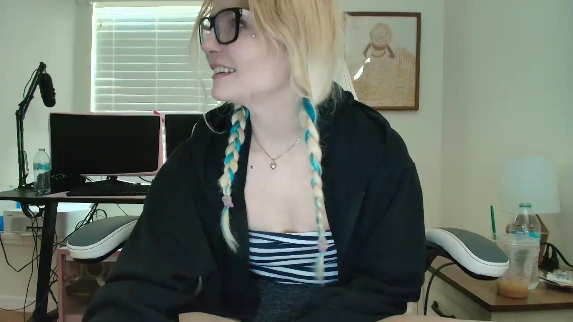 Gallery image thumbnail from DuckChan0's myfreecams stream on, 07/23/2025, 15:40 image 9 of 20