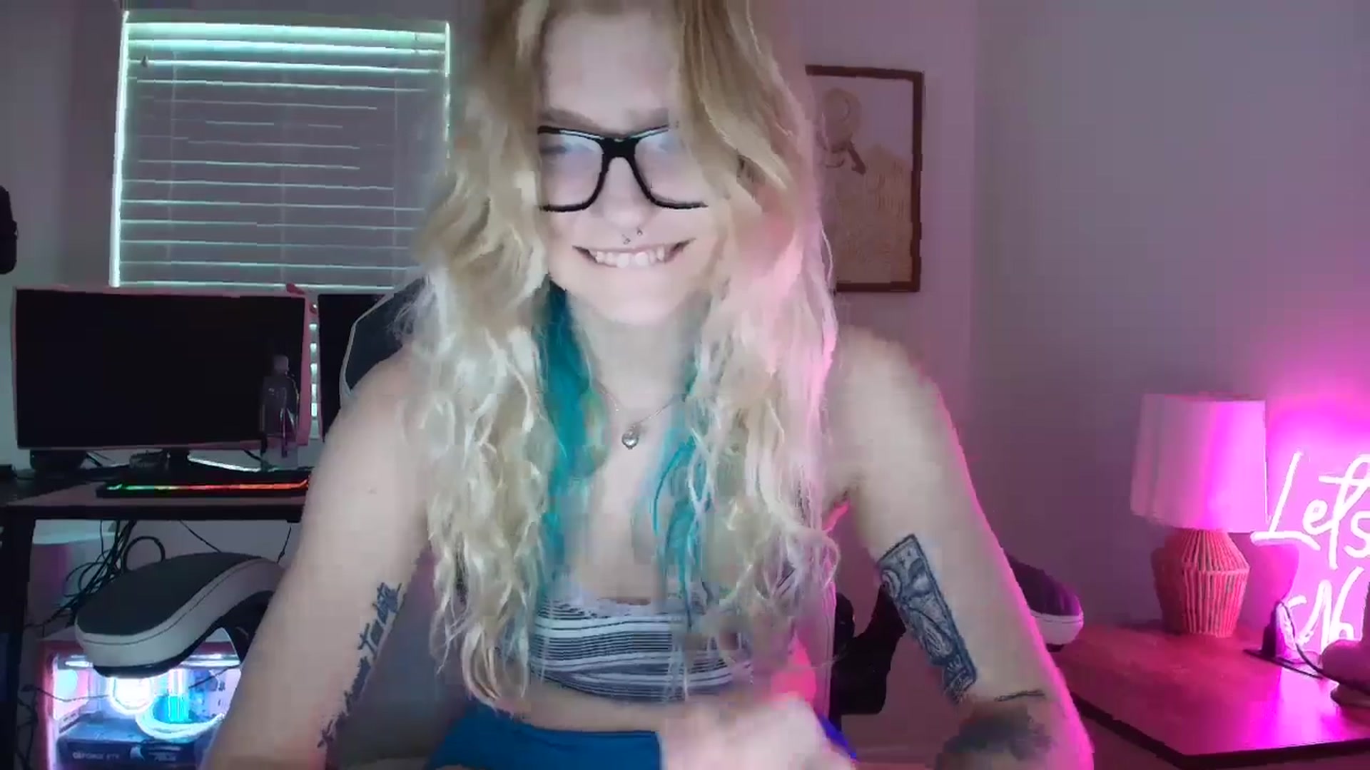 Gallery image thumbnail from DuckChan0's myfreecams stream on, 07/25/2025, 23:06 image 7 of 20