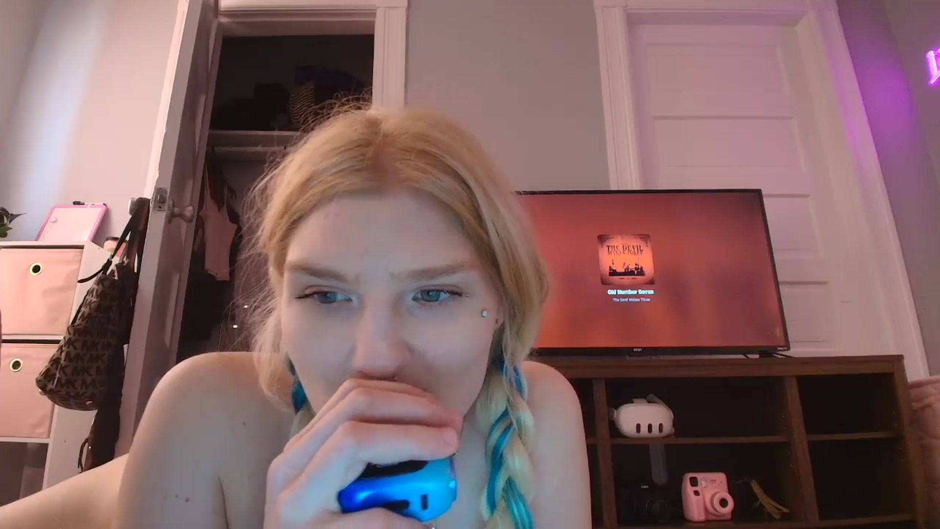 Gallery image thumbnail from DuckChan0's myfreecams stream on, 08/05/2025, 16:58 image 15 of 20