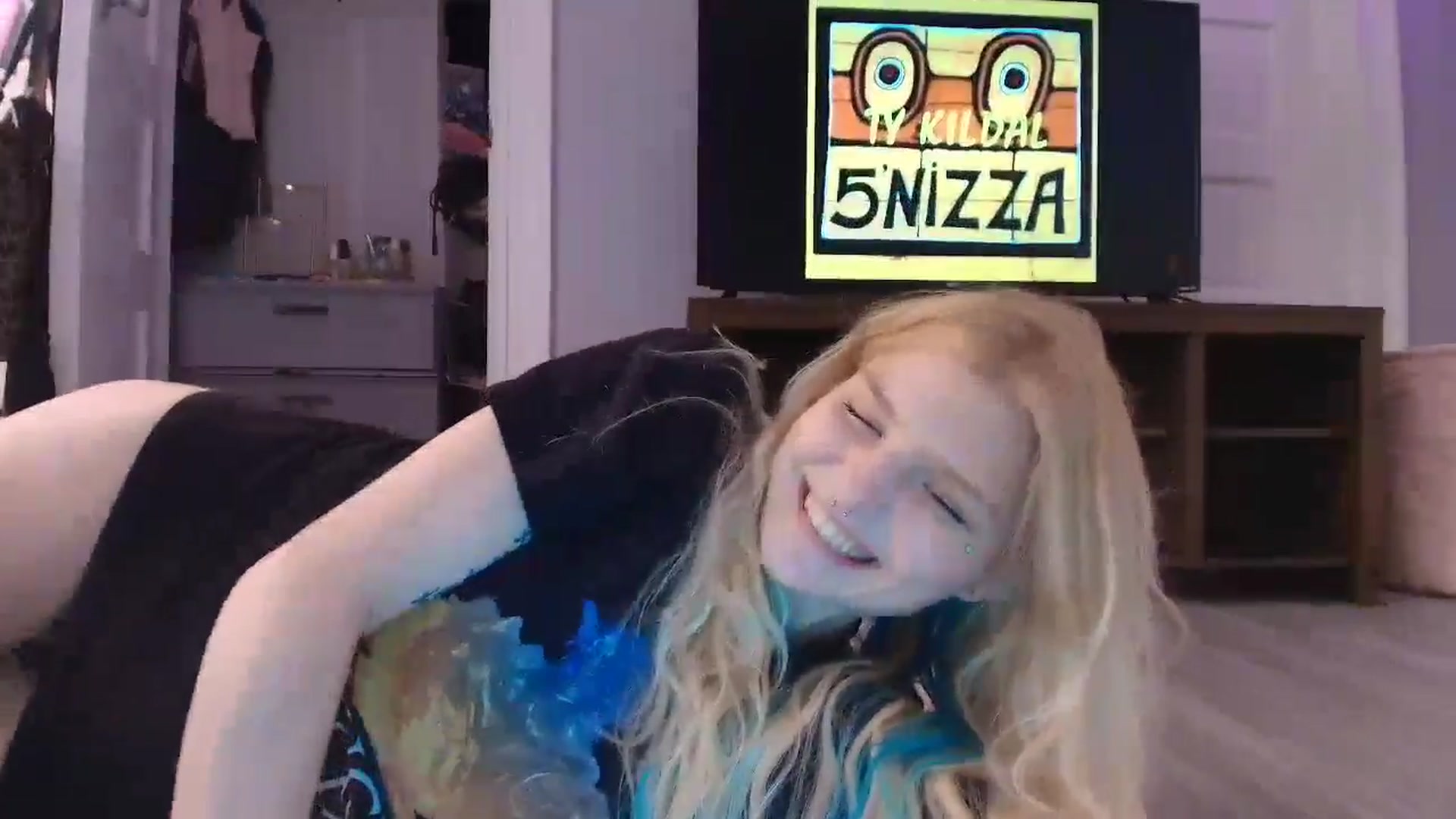 Gallery image thumbnail from DuckChan0's myfreecams stream on, 08/05/2025, 17:35 image 6 of 20