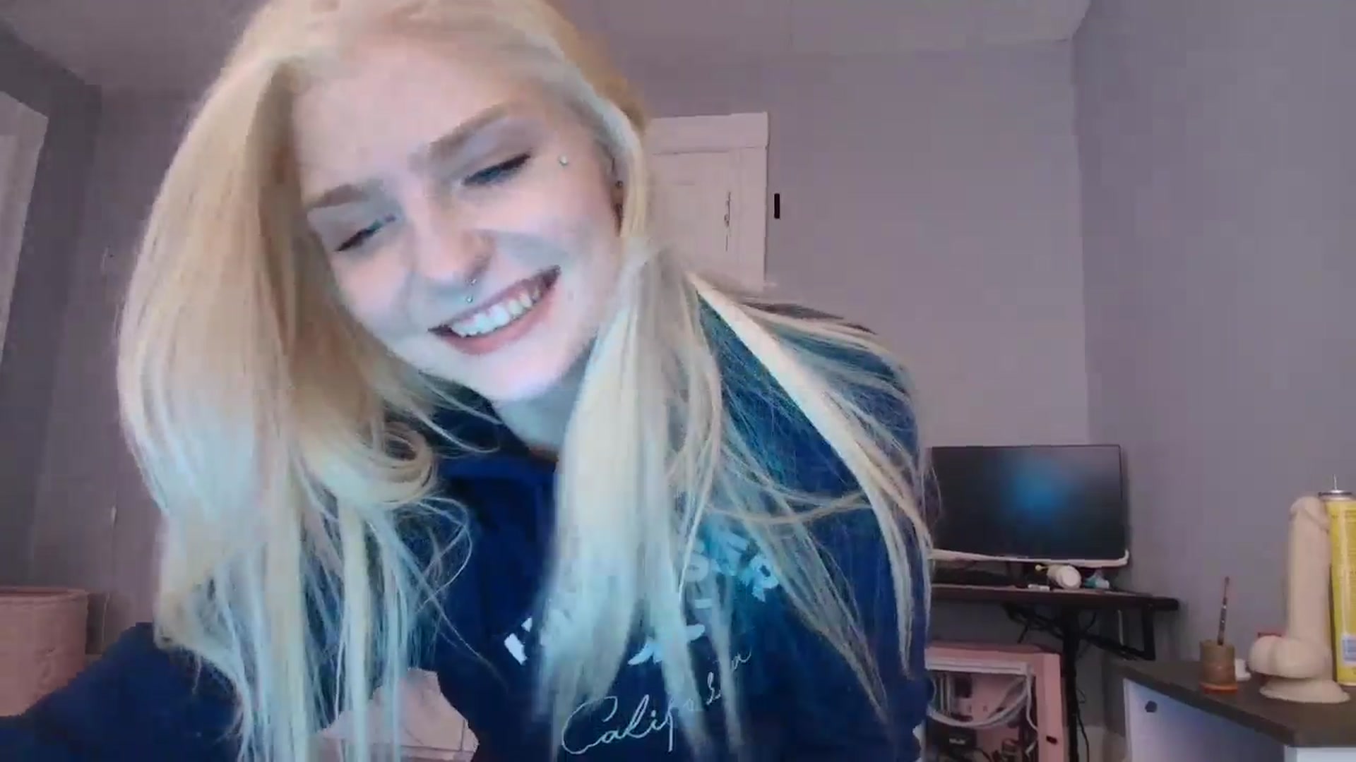 Gallery image thumbnail from DuckChan0's myfreecams stream on, 08/06/2025, 21:42 image 14 of 20