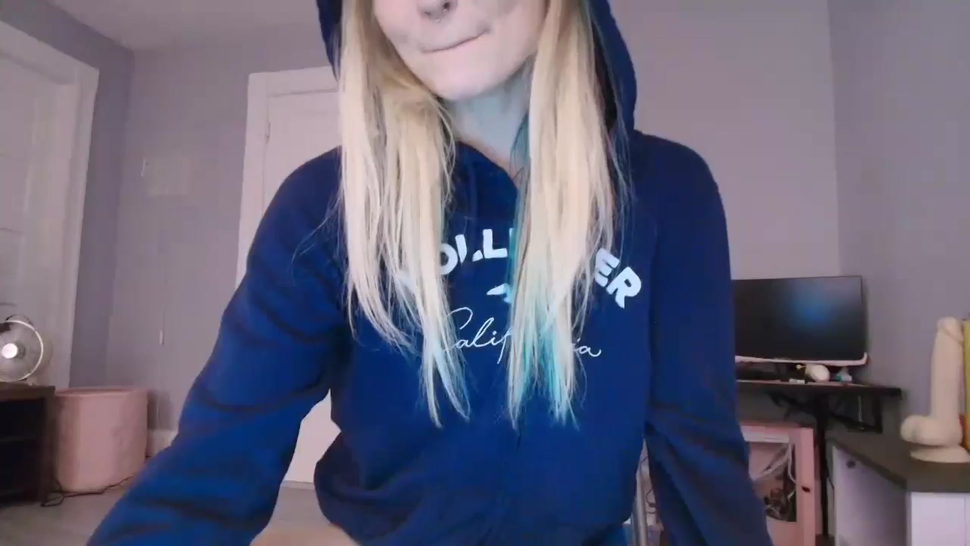 Gallery image thumbnail from DuckChan0's myfreecams stream on, 08/06/2025, 21:42 image 4 of 20