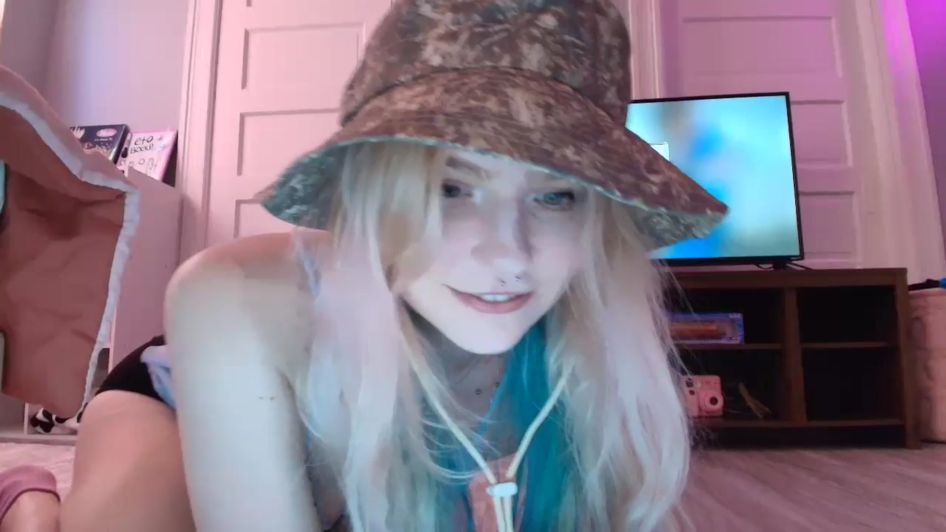 Gallery image thumbnail from DuckChan0's myfreecams stream on, 08/10/2025, 19:04 image 1 of 20