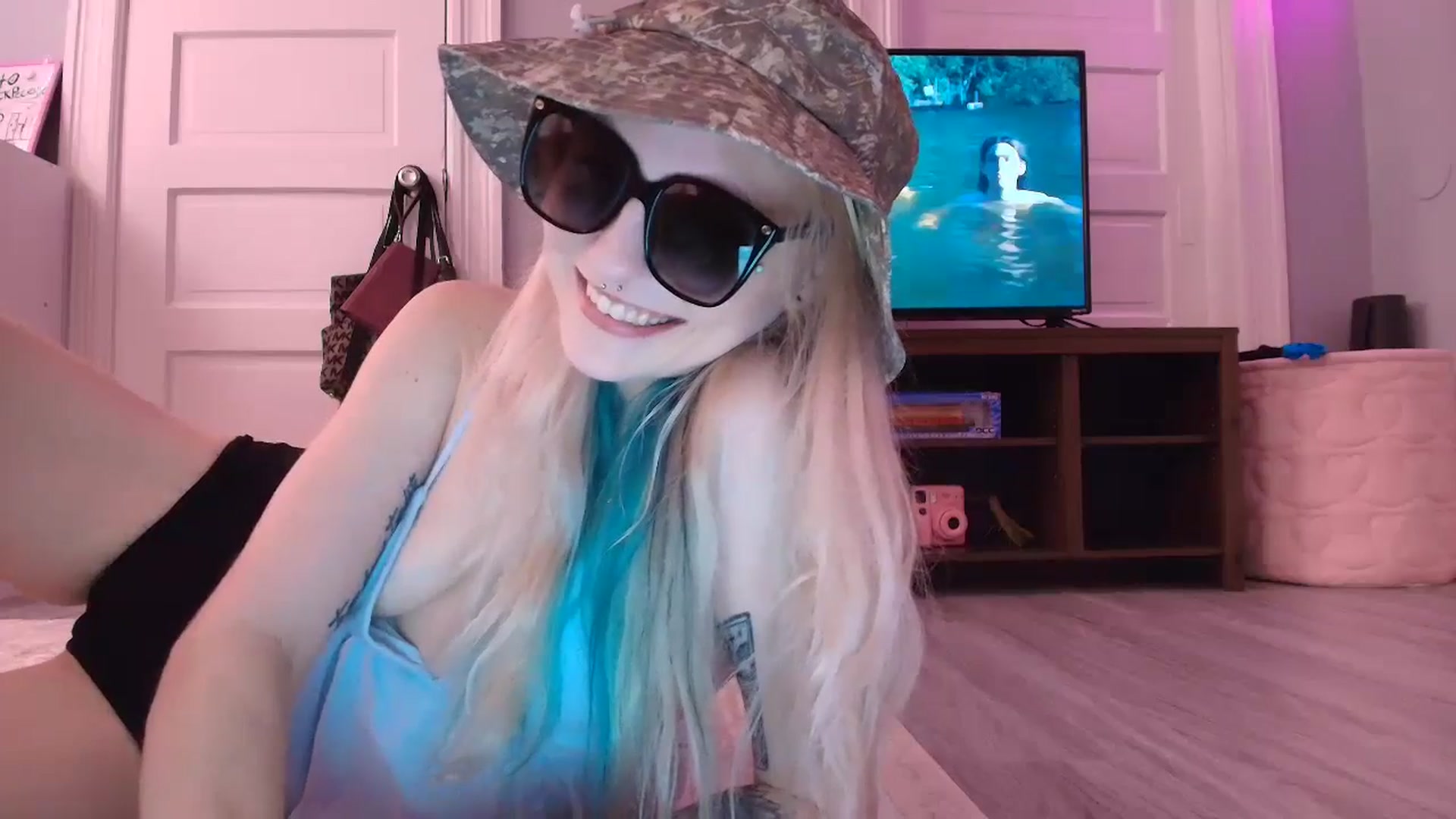 Gallery image thumbnail from DuckChan0's myfreecams stream on, 08/10/2025, 19:04 image 15 of 20
