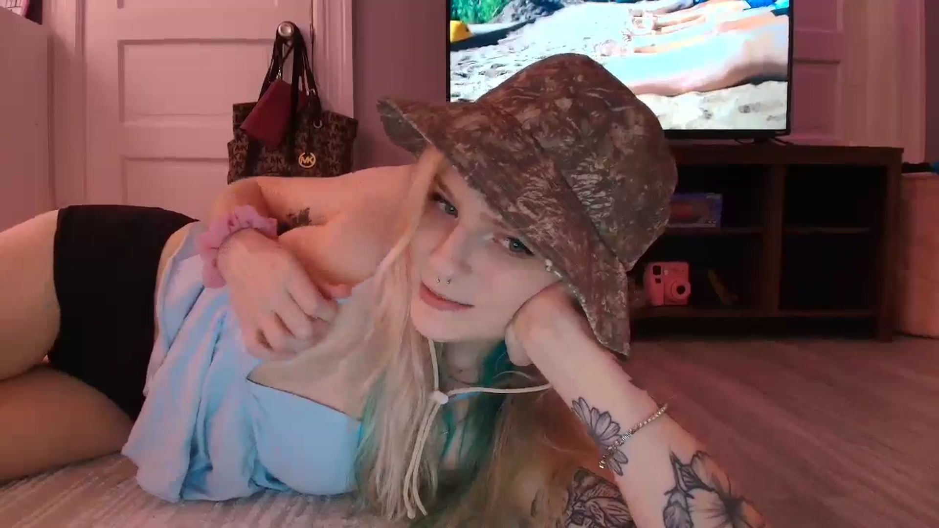 Gallery image thumbnail from DuckChan0's myfreecams stream on, 08/10/2025, 19:04 image 6 of 20
