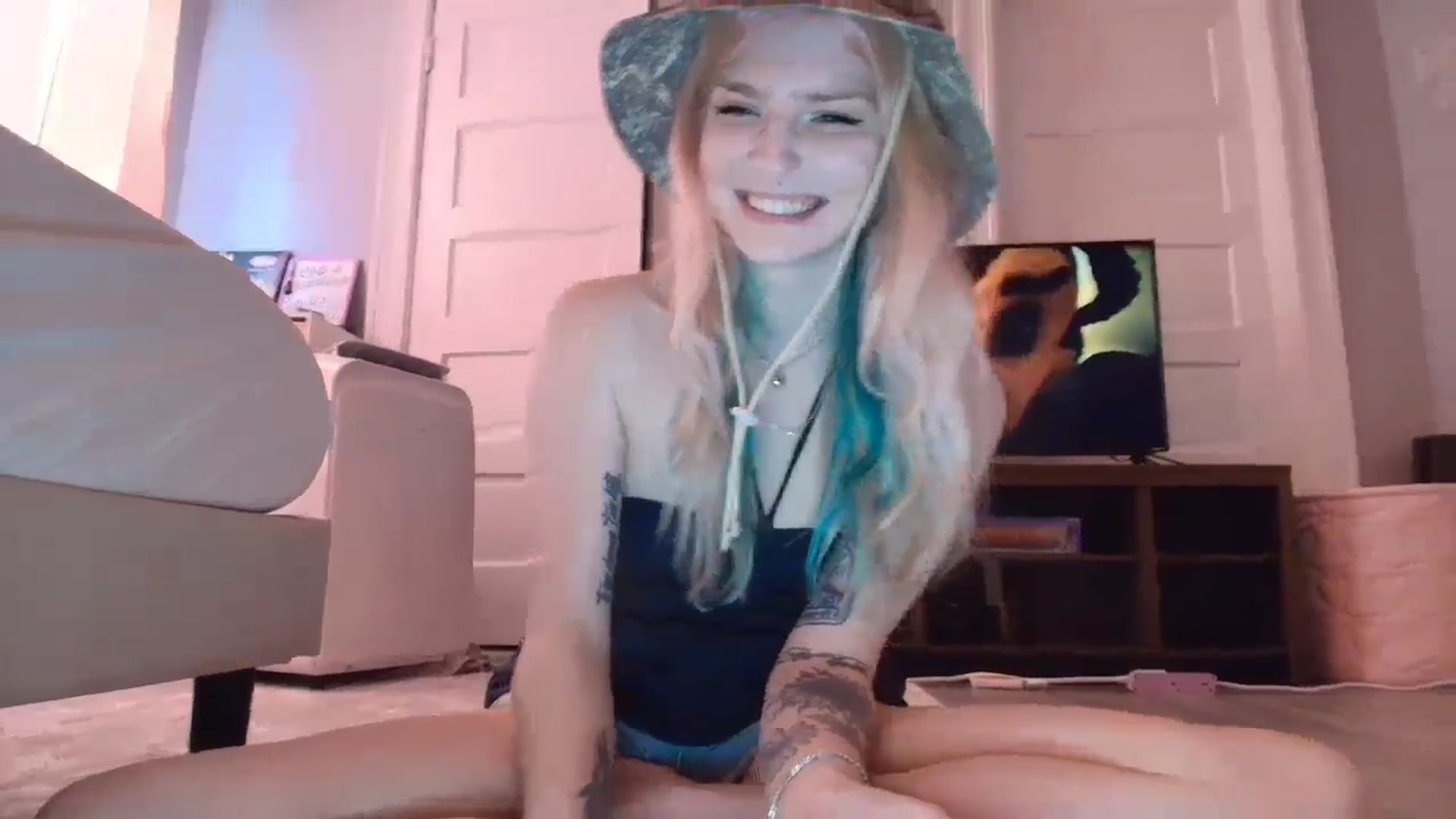Gallery image thumbnail from DuckChan0's myfreecams stream on, 08/11/2025, 19:02 image 18 of 20