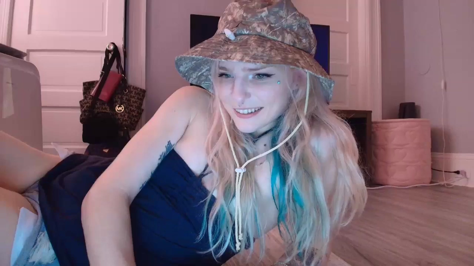 Gallery image thumbnail from DuckChan0's myfreecams stream on, 08/11/2025, 19:02 image 12 of 20