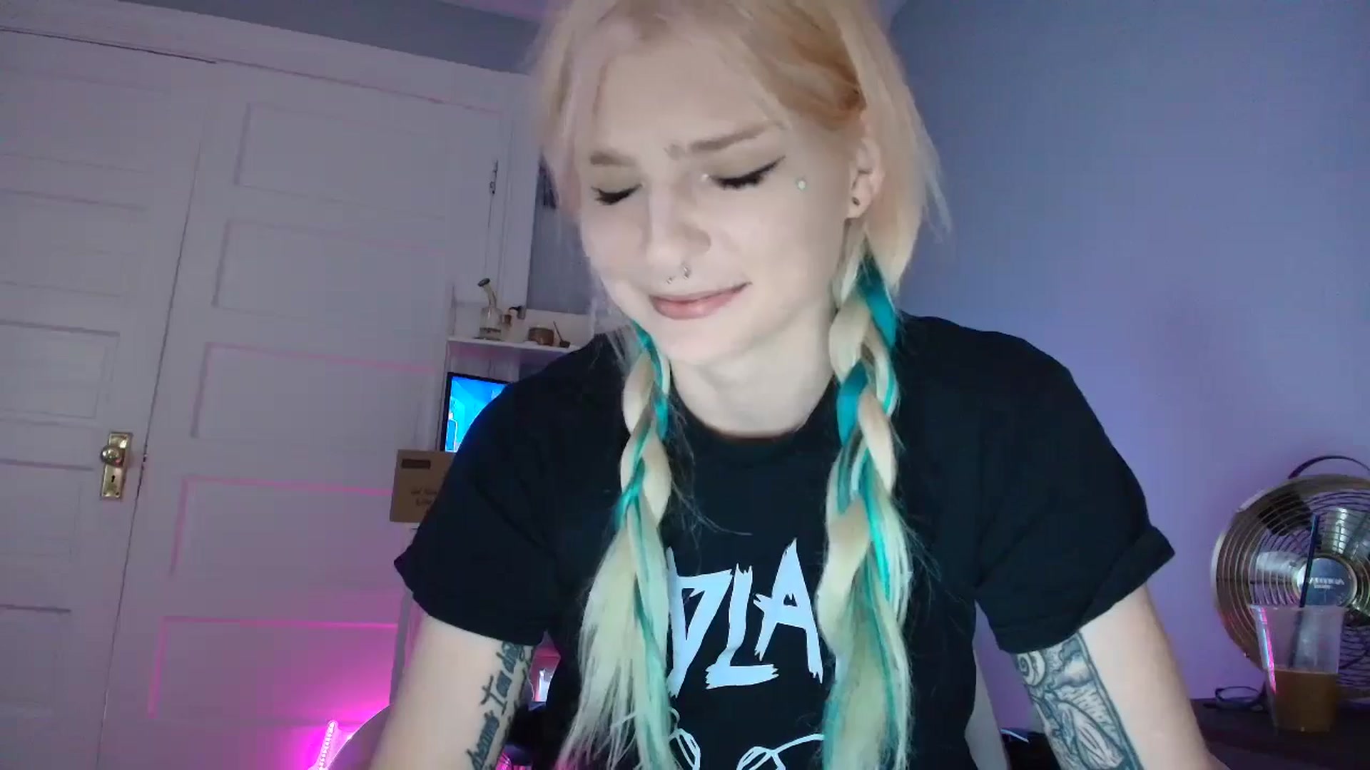 Gallery image thumbnail from DuckChan0's myfreecams stream on, 08/15/2025, 14:54 image 14 of 20