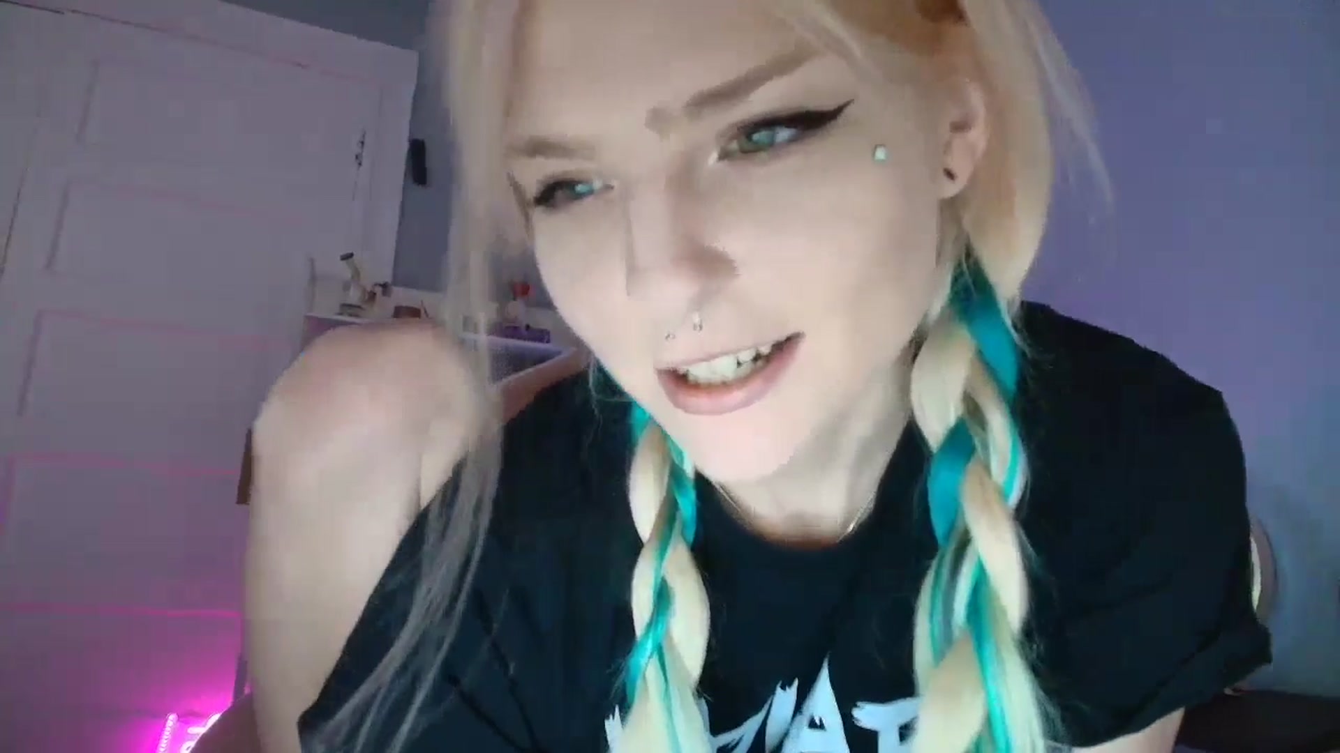 Gallery image thumbnail from DuckChan0's myfreecams stream on, 08/15/2025, 14:54 image 15 of 20