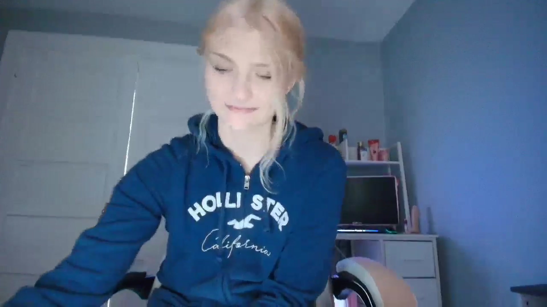 Gallery image thumbnail from DuckChan0's myfreecams stream on, 08/18/2025, 19:12 image 14 of 20
