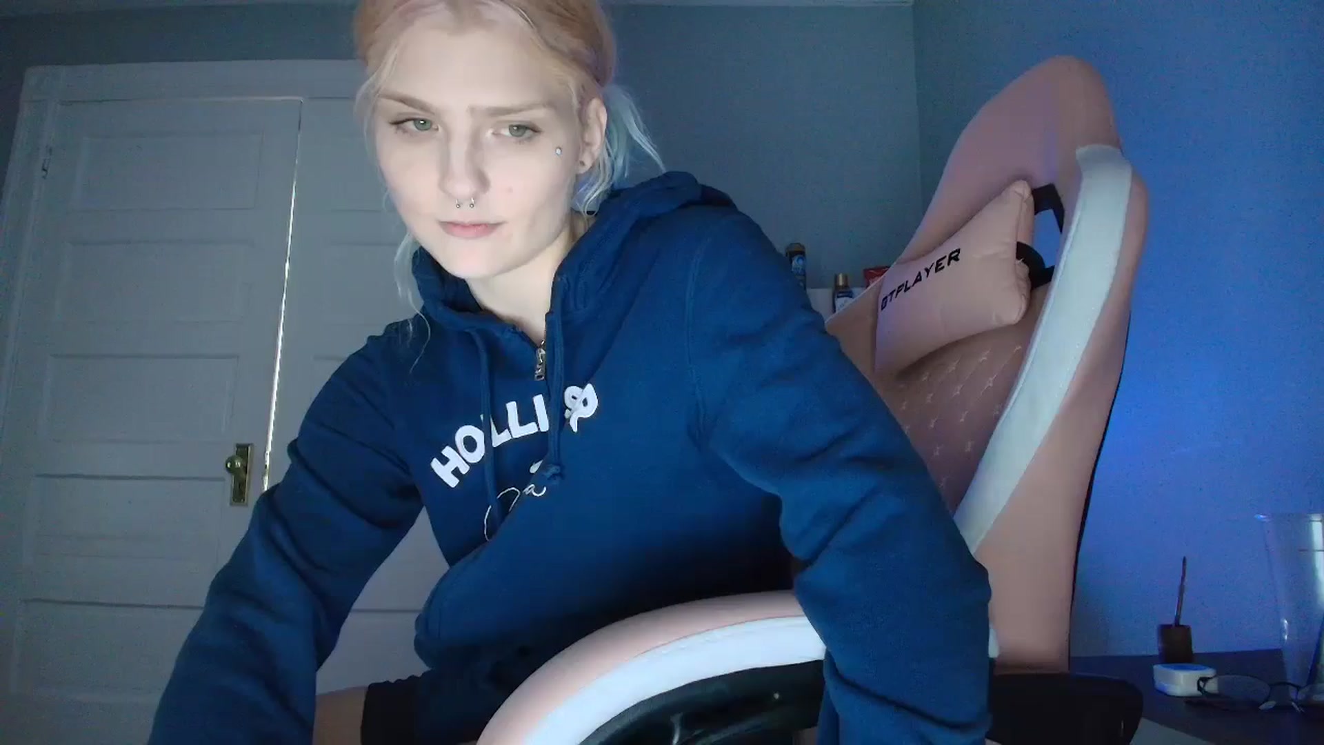 Gallery image thumbnail from DuckChan0's myfreecams stream on, 08/18/2025, 19:12 image 6 of 20