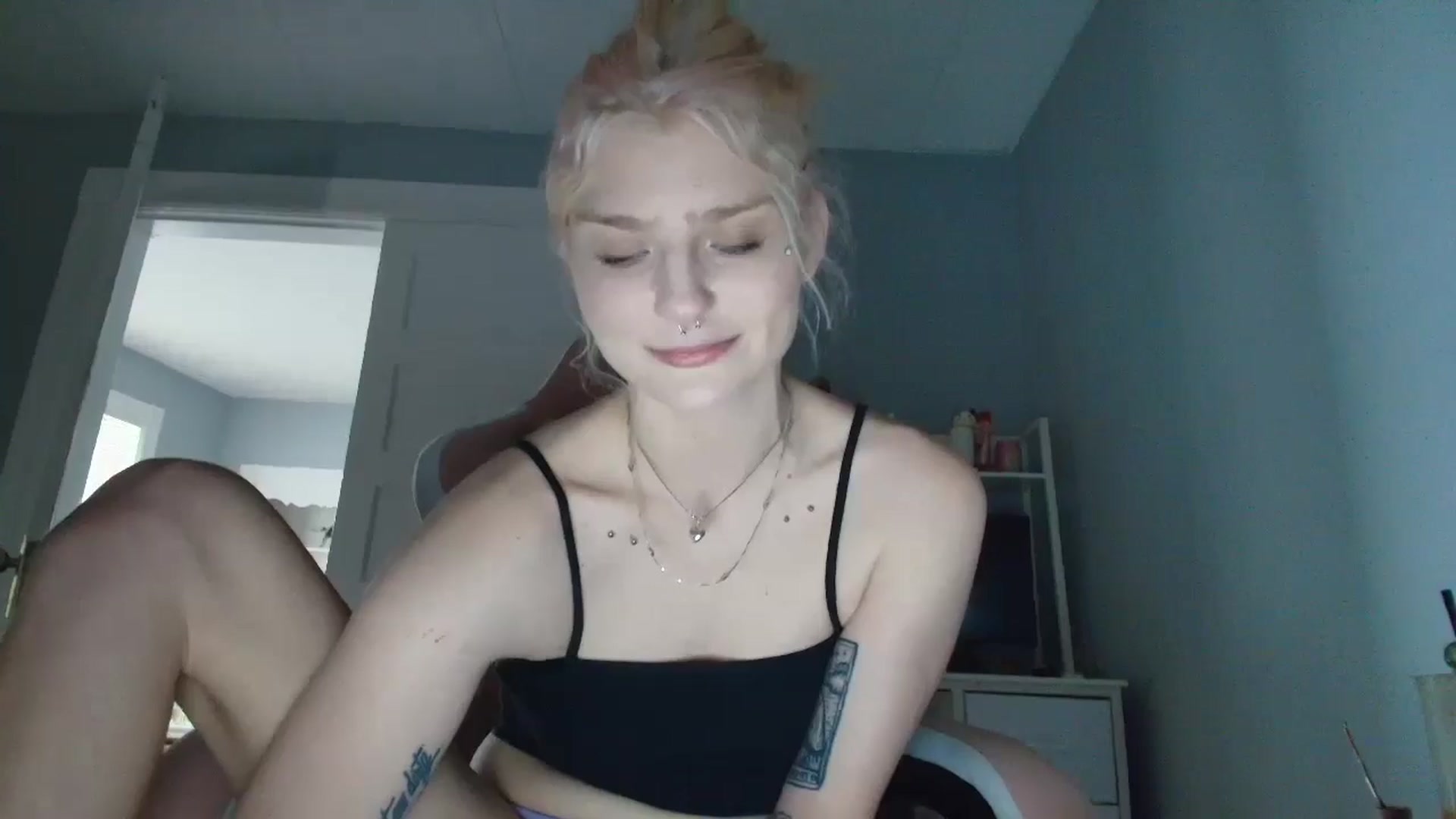 Gallery image thumbnail from DuckChan0's myfreecams stream on, 08/20/2025, 16:51 image 10 of 20