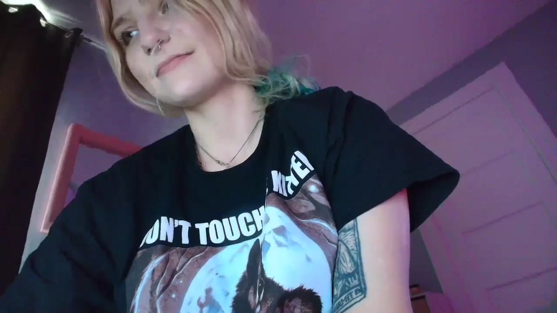 Gallery image thumbnail from DuckChan0's myfreecams stream on, 08/23/2025, 17:49 image 16 of 20