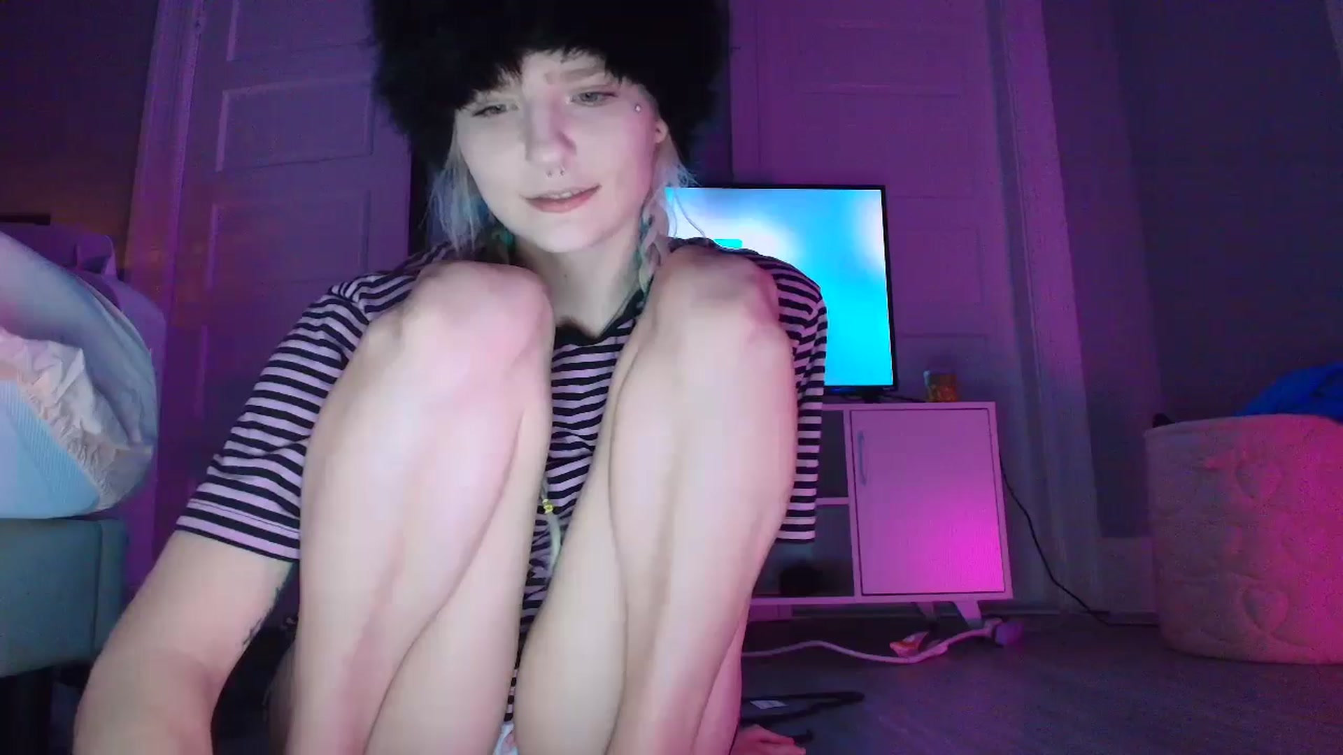 Gallery image thumbnail from DuckChan0's myfreecams stream on, 08/26/2025, 24:32 image 10 of 20