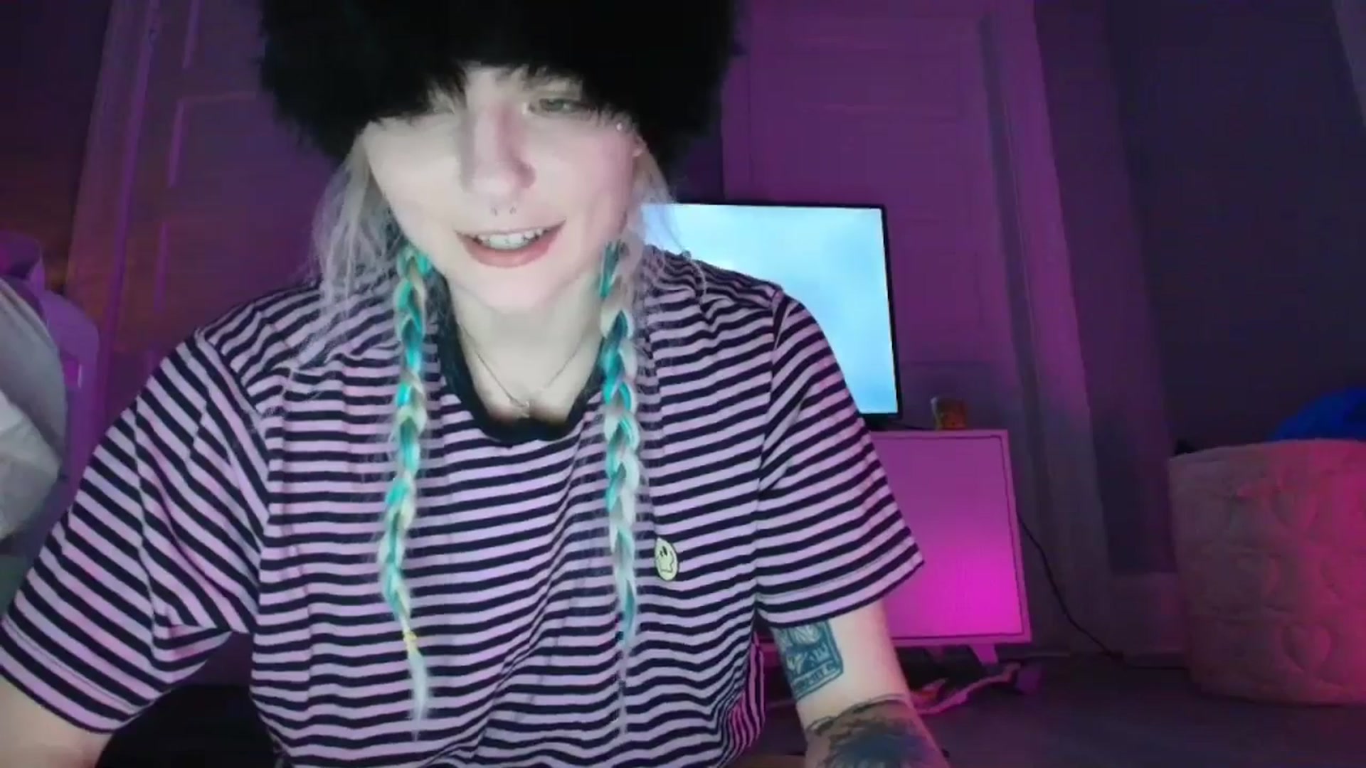 Gallery image thumbnail from DuckChan0's myfreecams stream on, 08/26/2025, 24:32 image 20 of 20