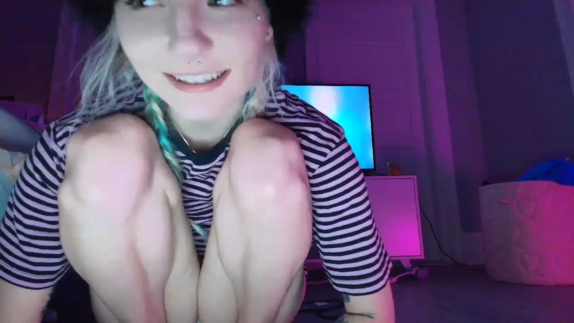 Gallery image thumbnail from DuckChan0's myfreecams stream on, 08/26/2025, 24:32 image 9 of 20