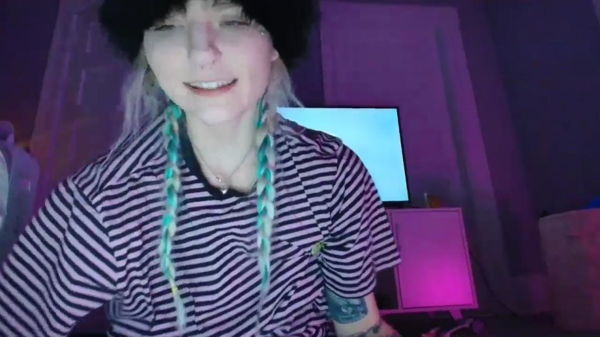 Gallery image thumbnail from DuckChan0's myfreecams stream on, 08/26/2025, 24:32 image 18 of 20