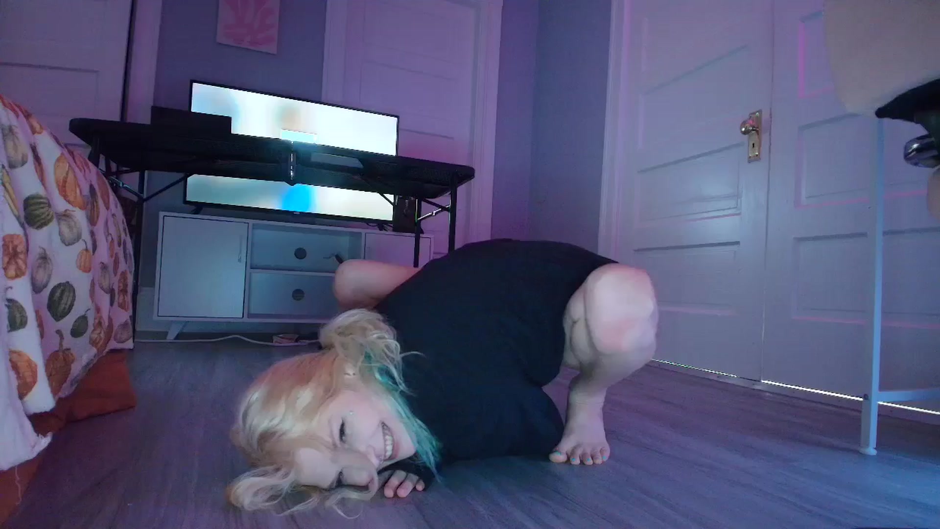 Gallery image thumbnail from DuckChan0's myfreecams stream on, 08/28/2025, 17:30 image 9 of 20