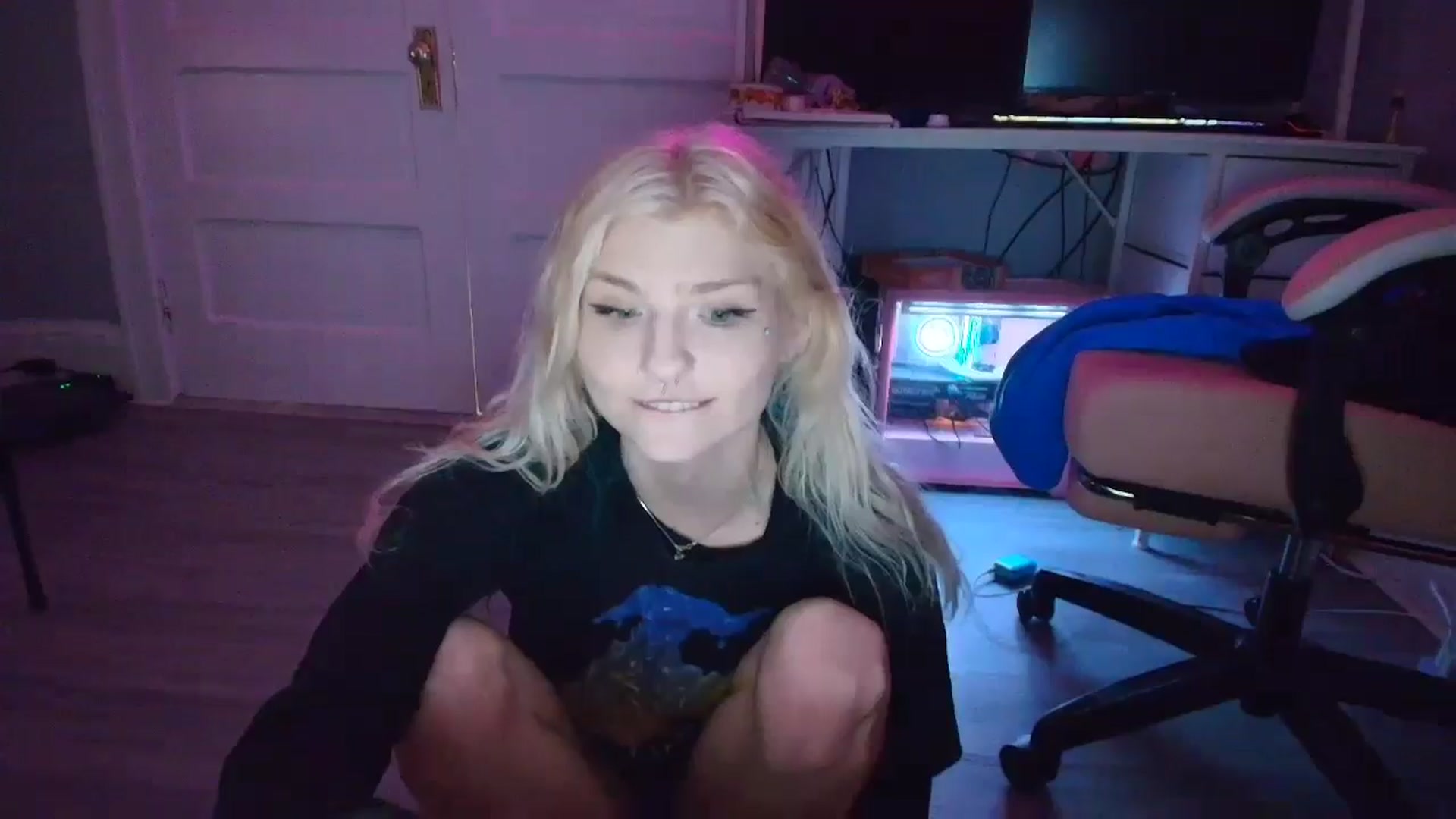 Gallery image thumbnail from DuckChan0's myfreecams stream on, 08/28/2025, 17:30 image 15 of 20
