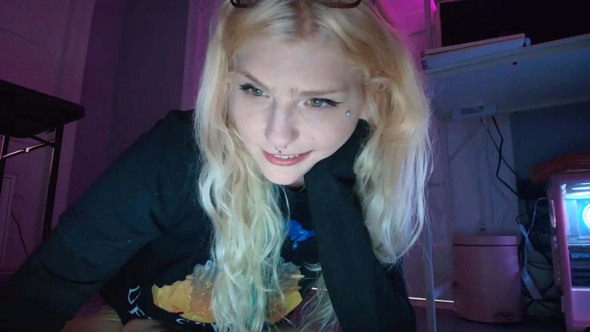 Gallery image thumbnail from DuckChan0's myfreecams stream on, 08/28/2025, 18:25 image 14 of 20