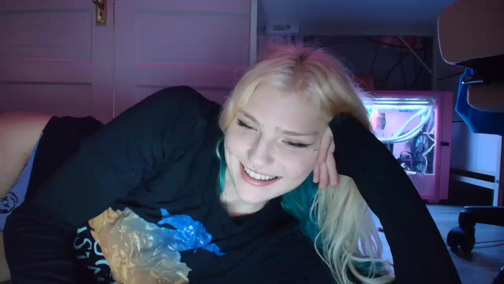Gallery image thumbnail from DuckChan0's myfreecams stream on, 08/28/2025, 18:25 image 17 of 20