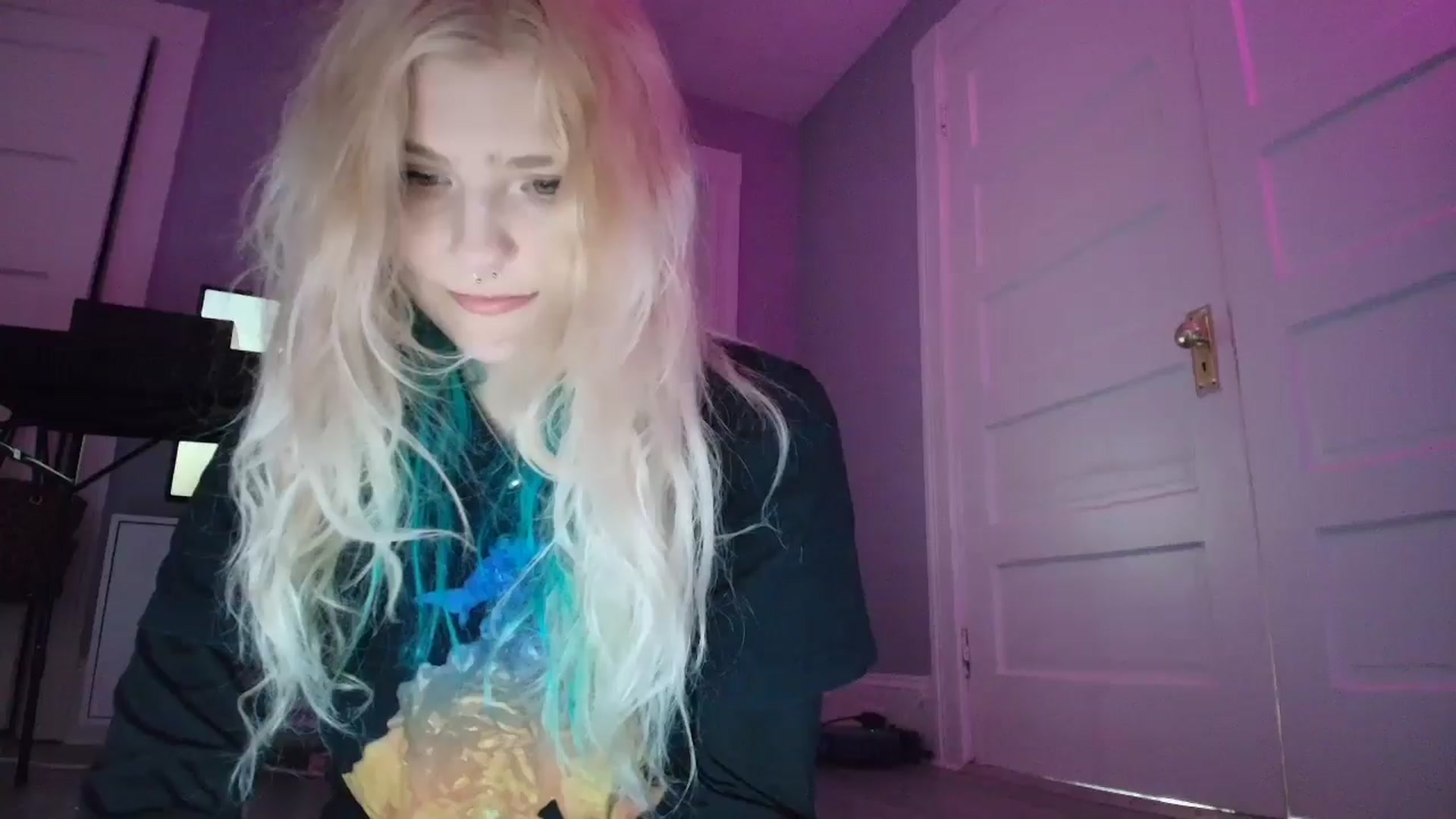 Gallery image thumbnail from DuckChan0's myfreecams stream on, 08/28/2025, 18:25 image 4 of 20