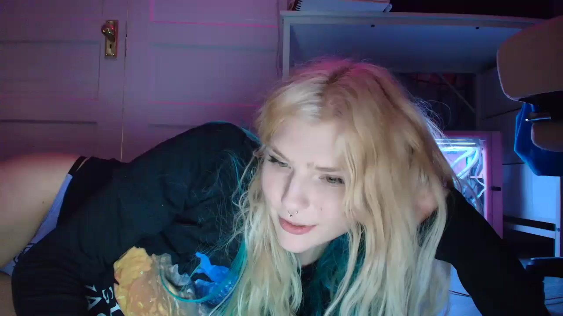 Gallery image thumbnail from DuckChan0's myfreecams stream on, 08/28/2025, 18:25 image 18 of 20