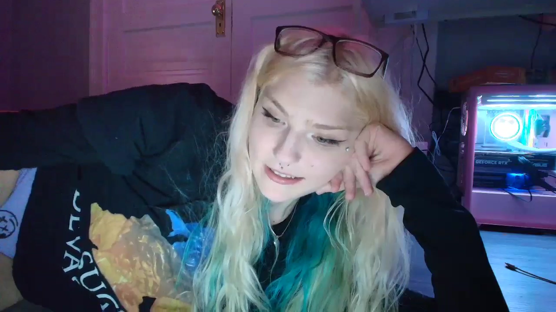 Gallery image thumbnail from DuckChan0's myfreecams stream on, 08/28/2025, 18:25 image 15 of 20