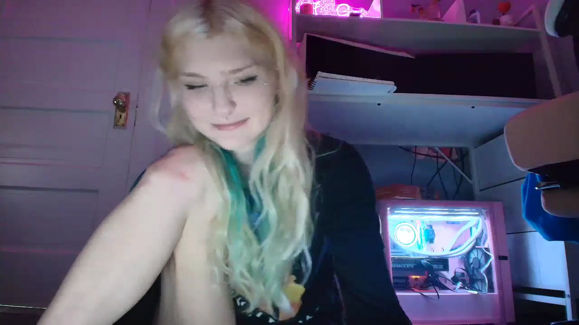 Gallery image thumbnail from DuckChan0's myfreecams stream on, 08/28/2025, 18:25 image 20 of 20