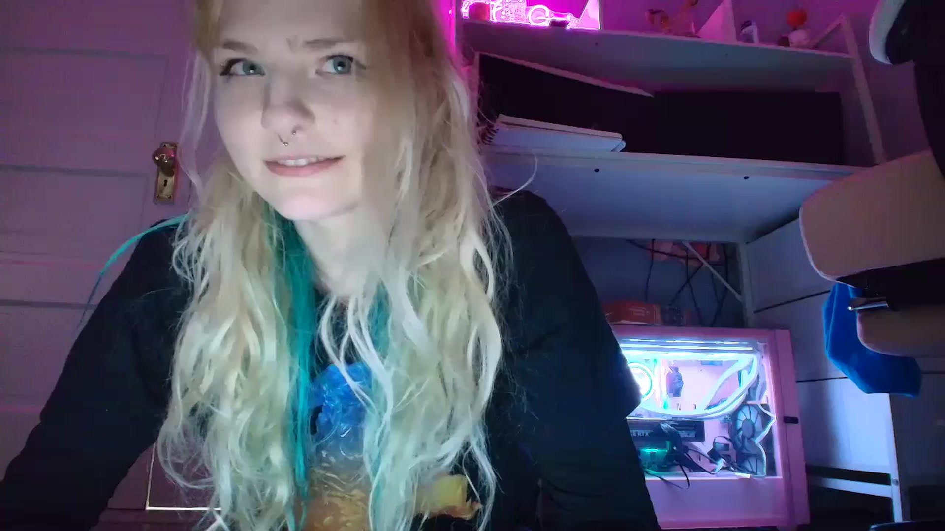 Gallery image thumbnail from DuckChan0's myfreecams stream on, 08/28/2025, 18:25 image 19 of 20