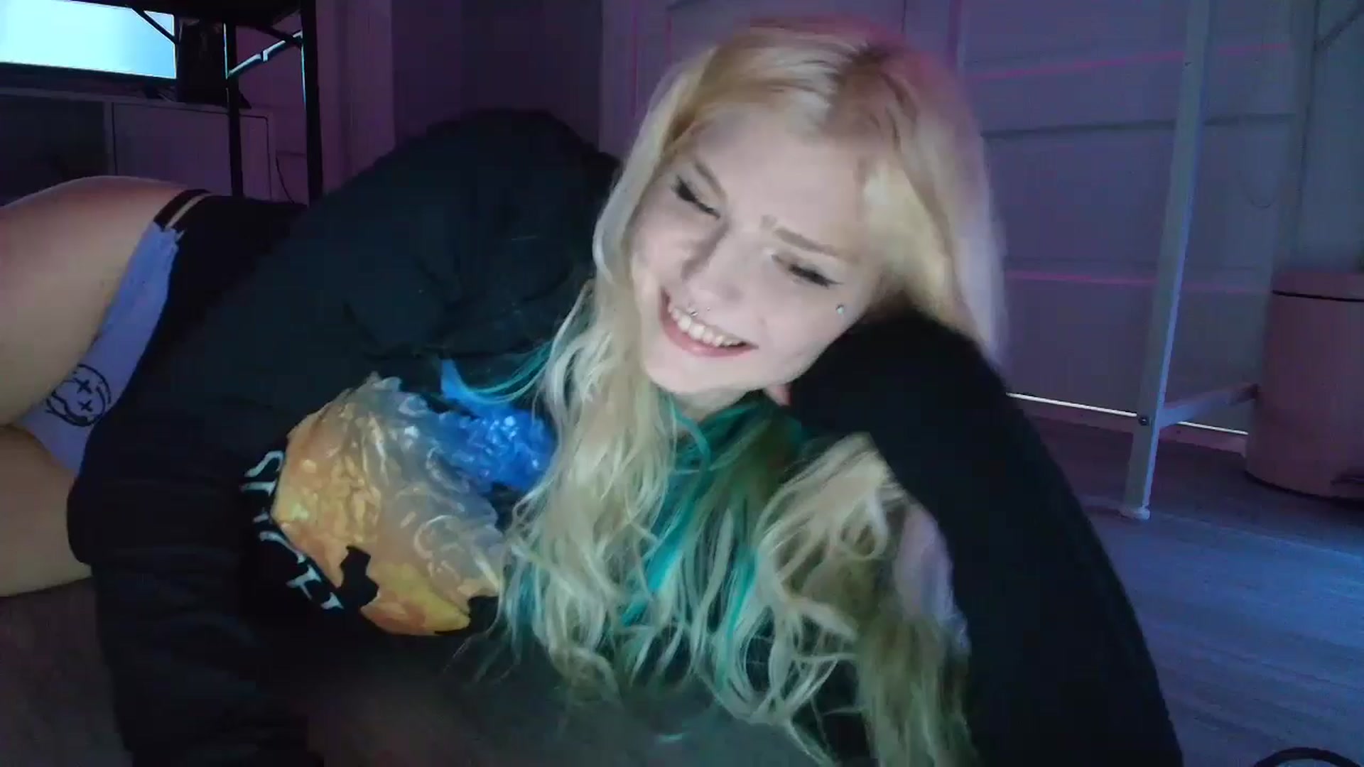 Gallery image thumbnail from DuckChan0's myfreecams stream on, 08/28/2025, 18:25 image 13 of 20