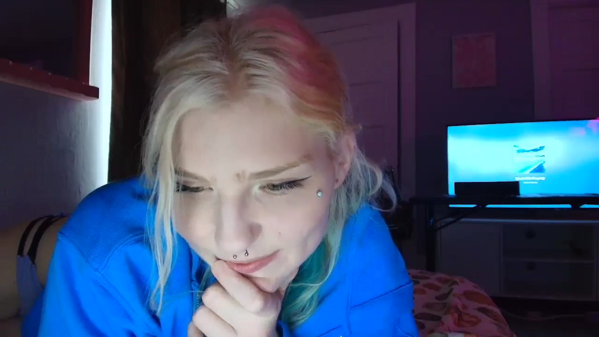 Gallery image thumbnail from DuckChan0's myfreecams stream on, 08/28/2025, 19:25 image 13 of 20