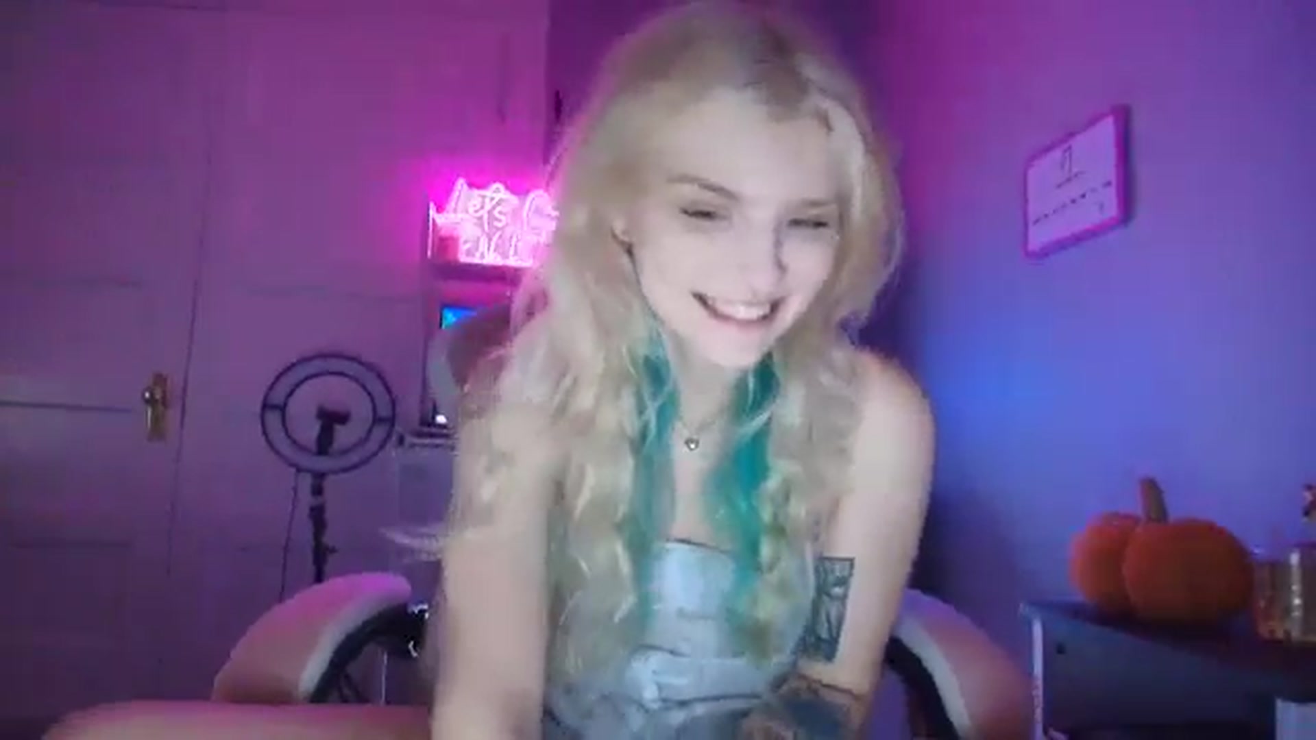 Gallery image thumbnail from DuckChan0's myfreecams stream on, 08/30/2025, 23:17 image 5 of 20
