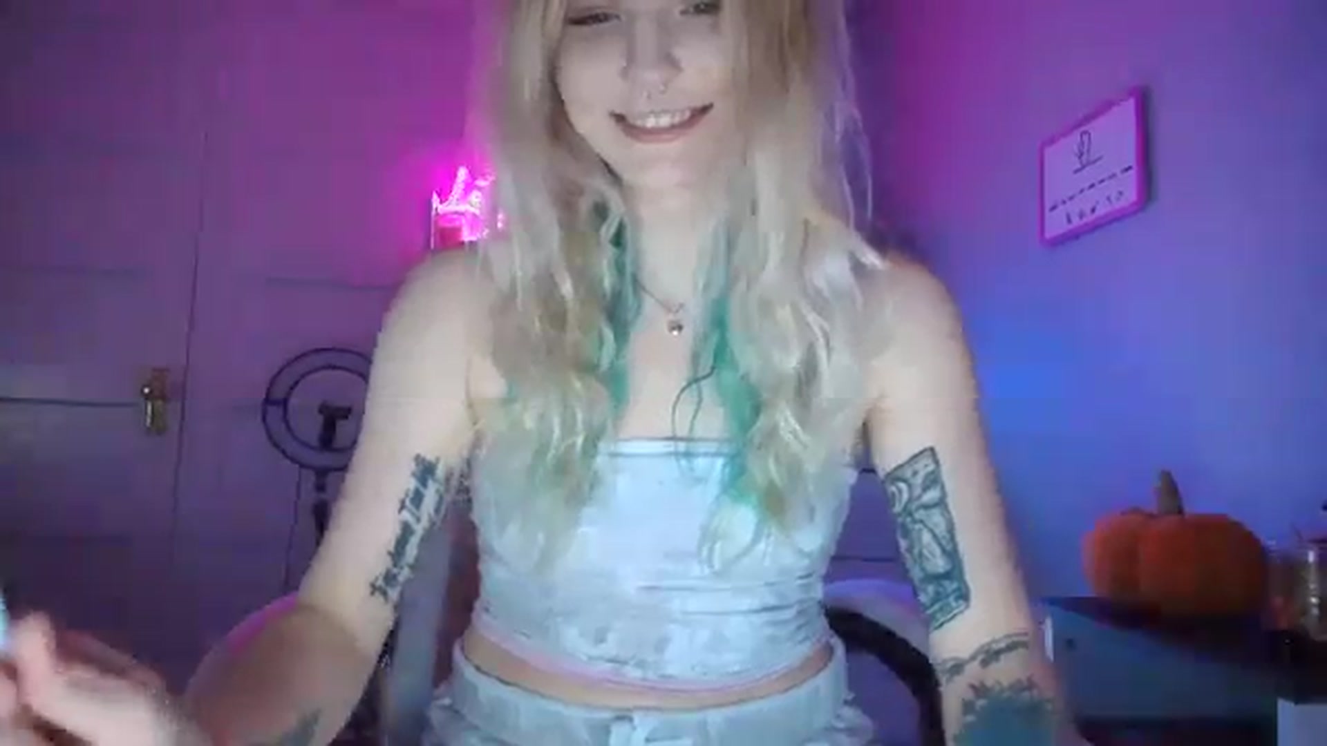 Gallery image thumbnail from DuckChan0's myfreecams stream on, 08/30/2025, 23:17 image 9 of 20