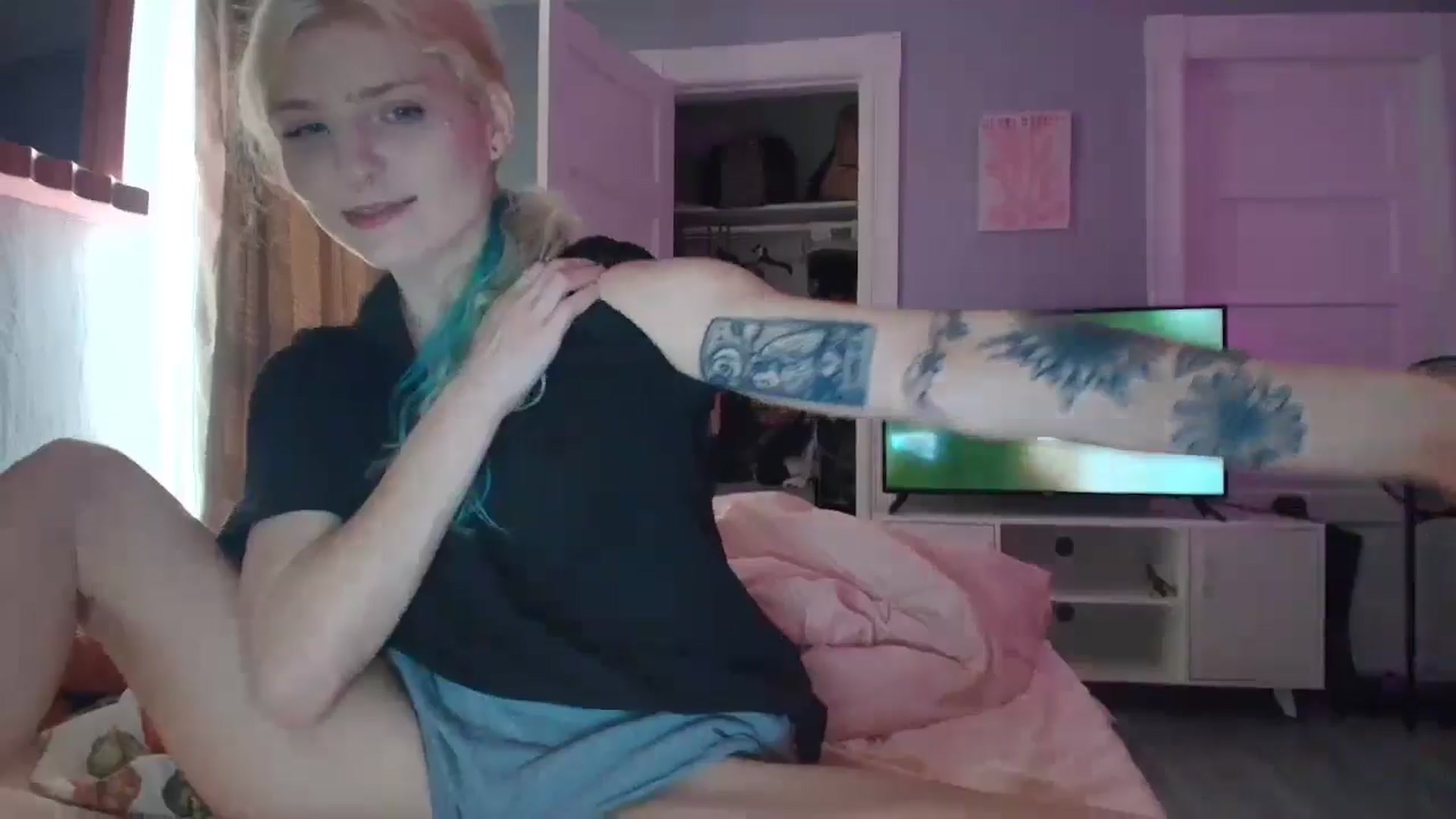 Gallery image thumbnail from DuckChan0's myfreecams stream on, 09/06/2025, 15:32 image 6 of 20
